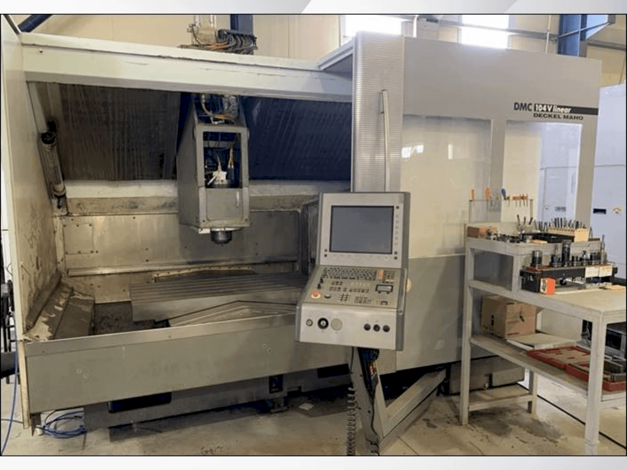 A DECKEL MAHO DMC 104V Linear gép elölnézete