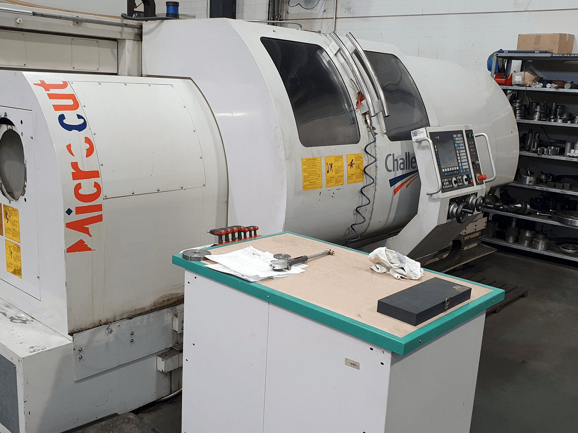 A MICROCUT BNC-2280X gép elölnézete