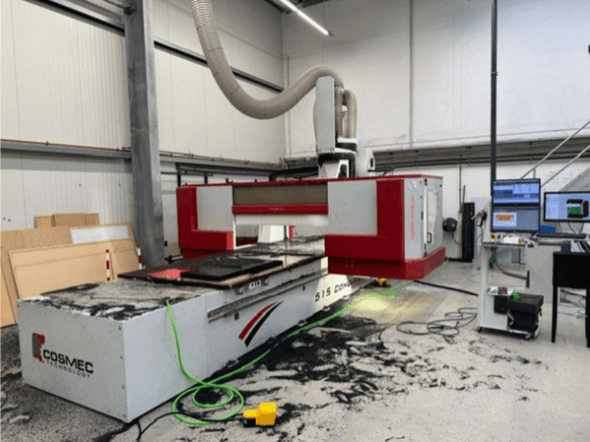 Cosmec 515 CNC-gép műhelyben, számítógépes terminállal, elölnézetben, a felületen elszórt porral.