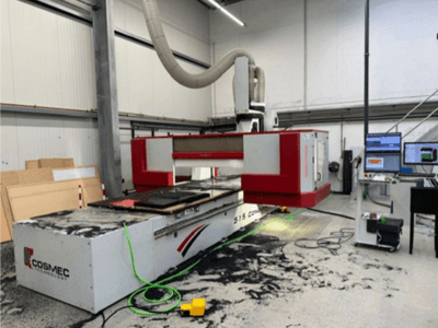 Cosmec 515 CNC-gép műhelyben, számítógépes terminállal, elölnézetben, a felületen elszórt porral.