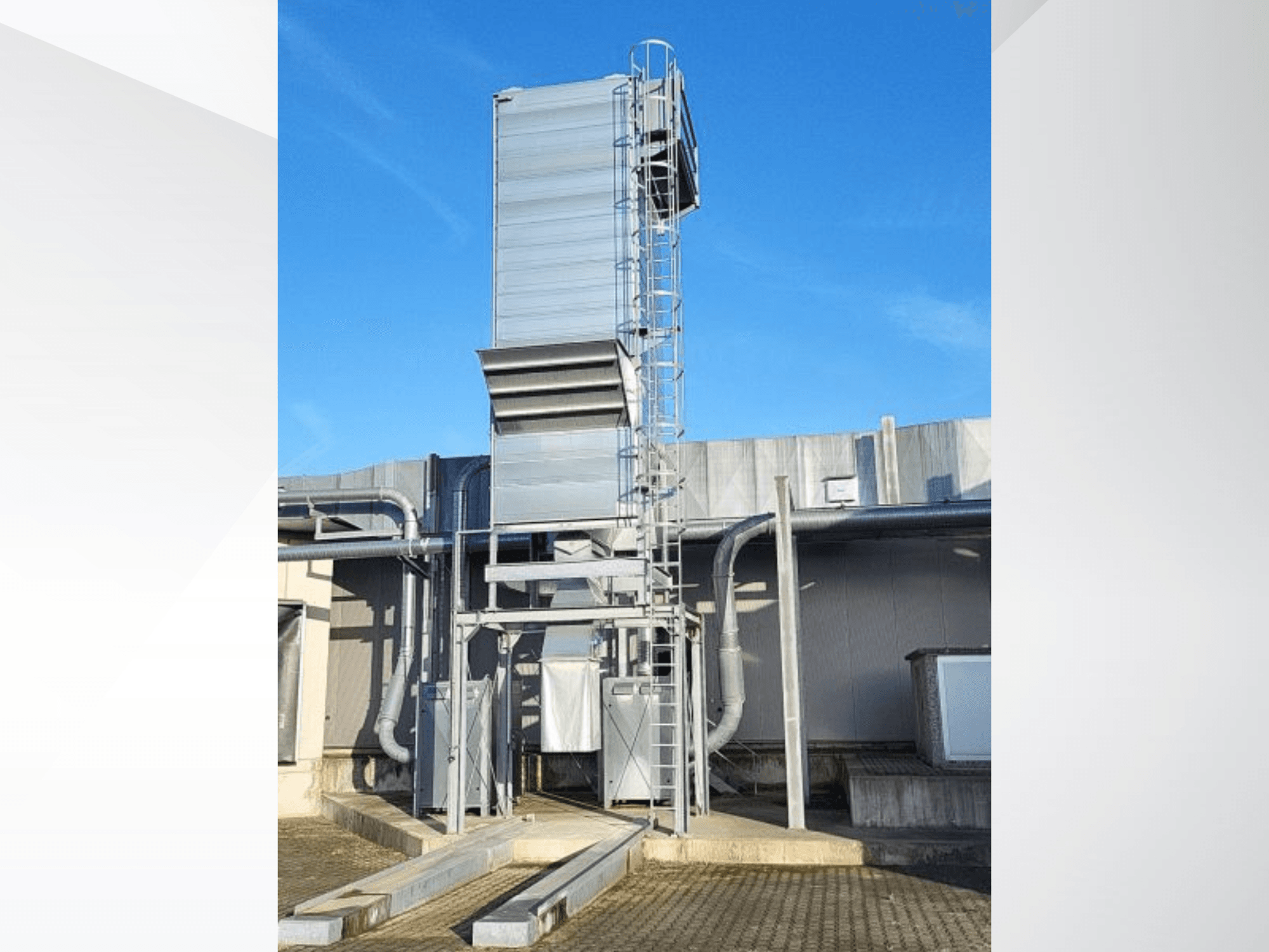 SCHUKO Solo-160-2323/30/182/BD faipari gép szemből, a fémszerkezet és a hozzáférési létra látható.