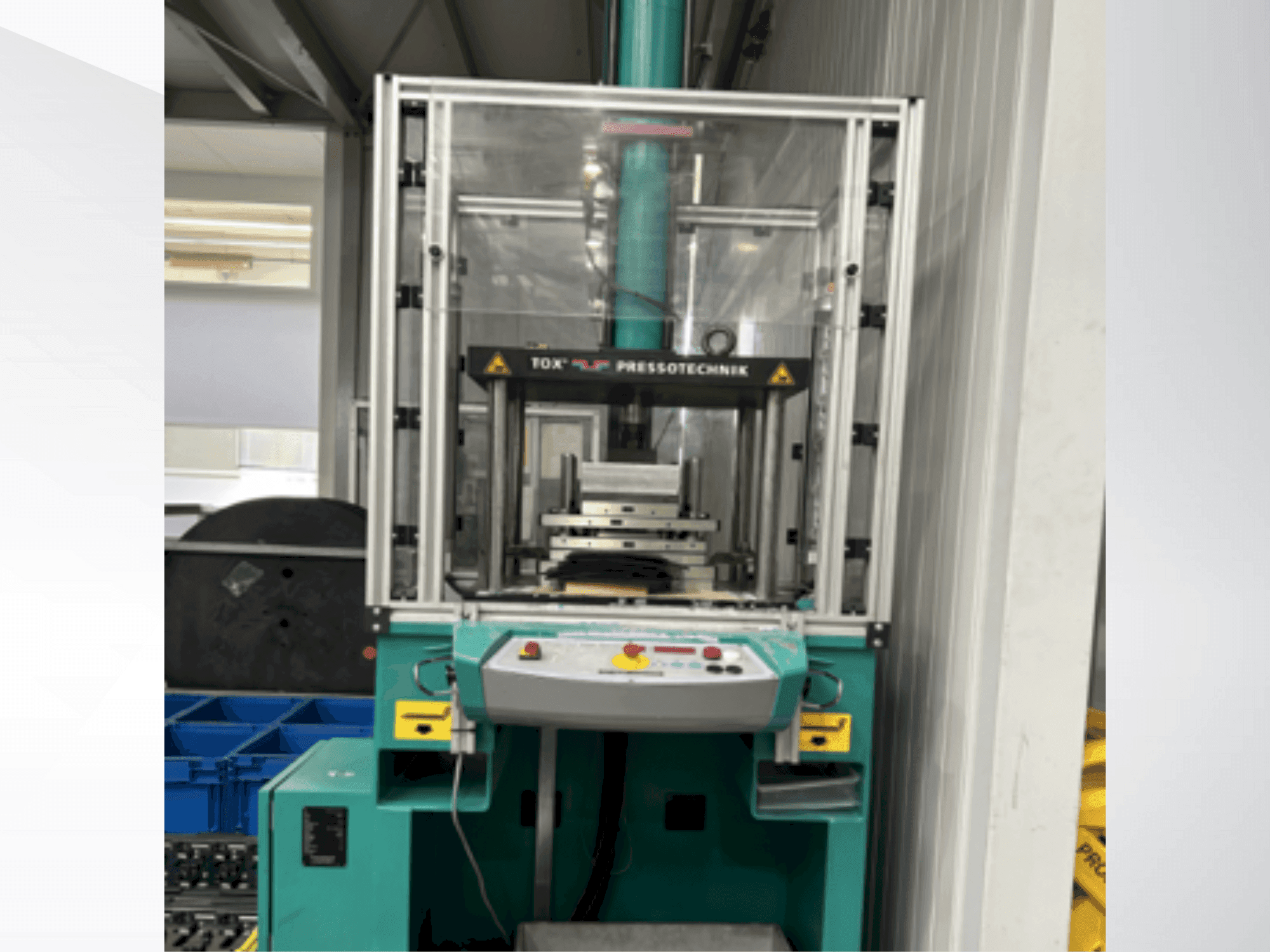 A TOX MAG 008.261.A.001 gép elölnézete