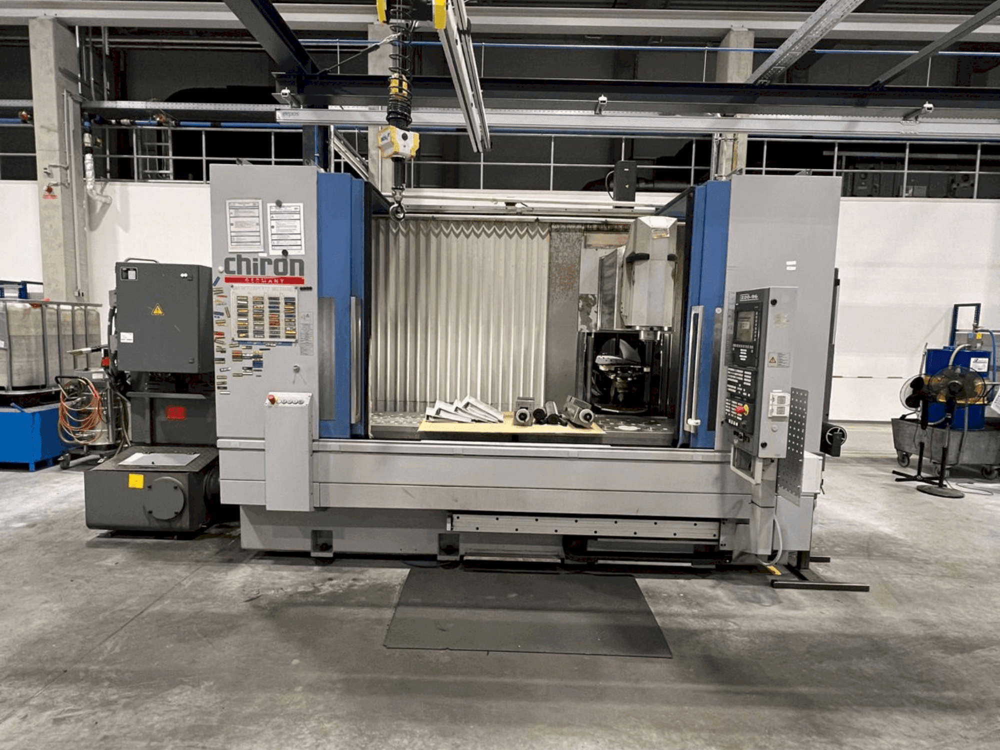 A CHIRON Mill 2000 gép elölnézete