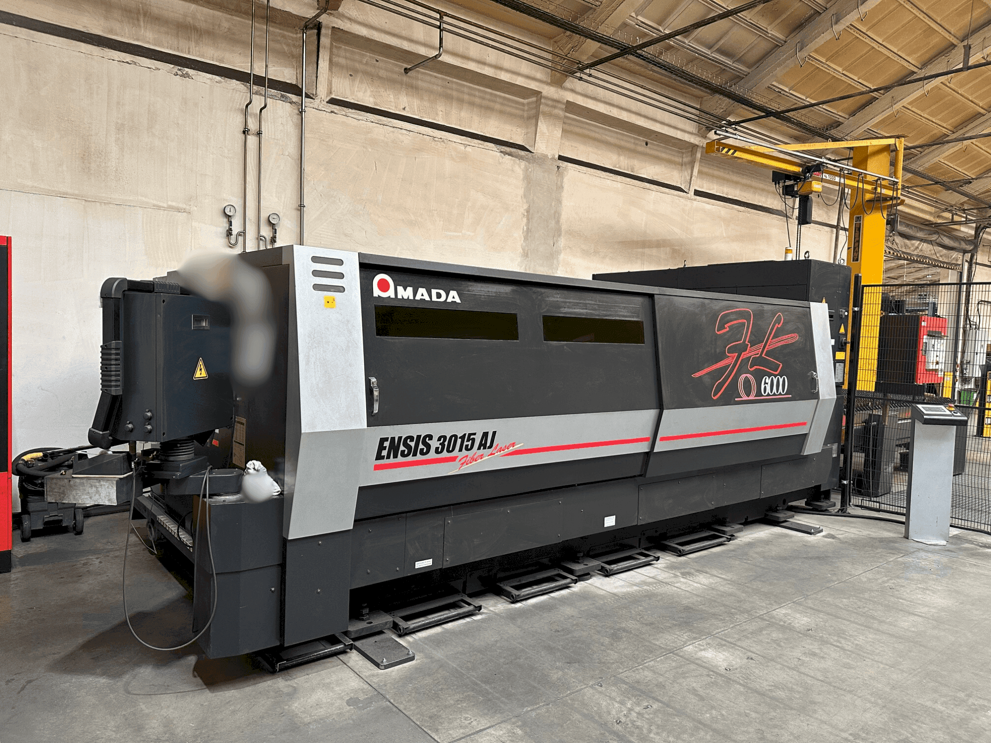 A AMADA ENSIS-3015 AJ gép elölnézete