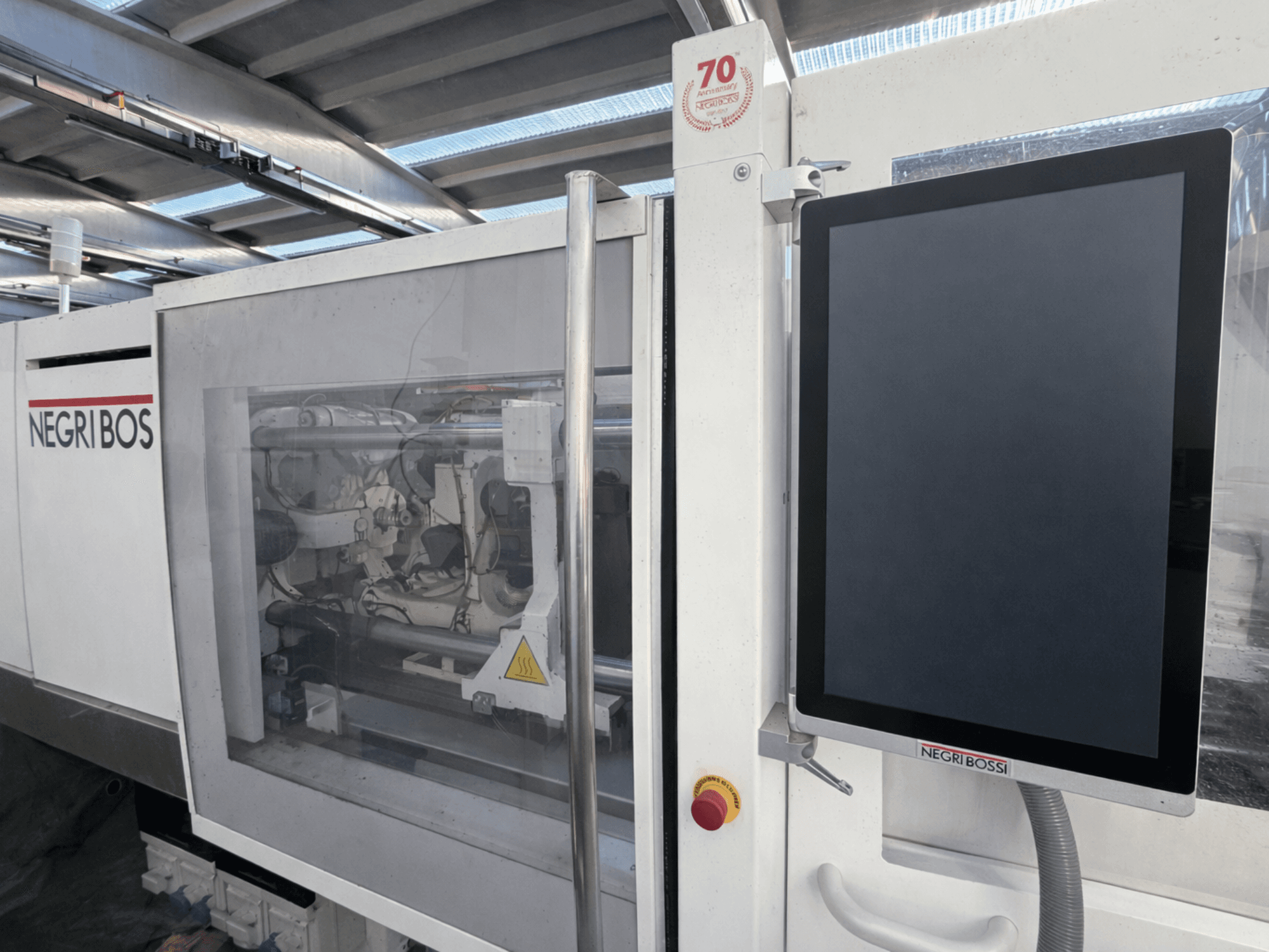 Negri Bossi ELE 80 elektromos fröccsöntőgép, elölnézet a vezérlőképernyővel és a látható belső alkatrészekkel.