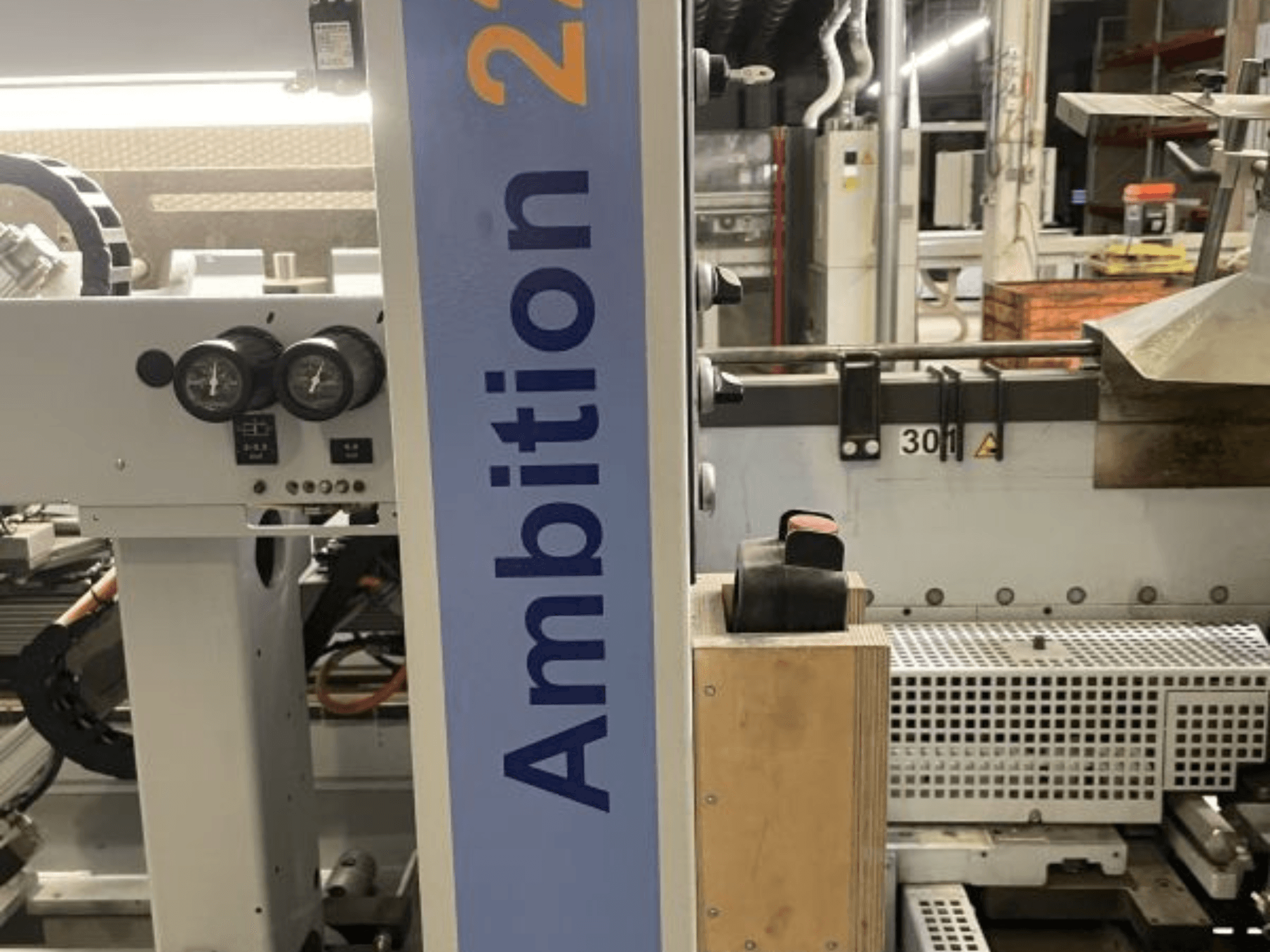 HOMAG KAL 210 Ambition 2264 szegélyezőgép előlapja, a tárcsák, kezelőszervek és a márkás oldallap bemutatásával.