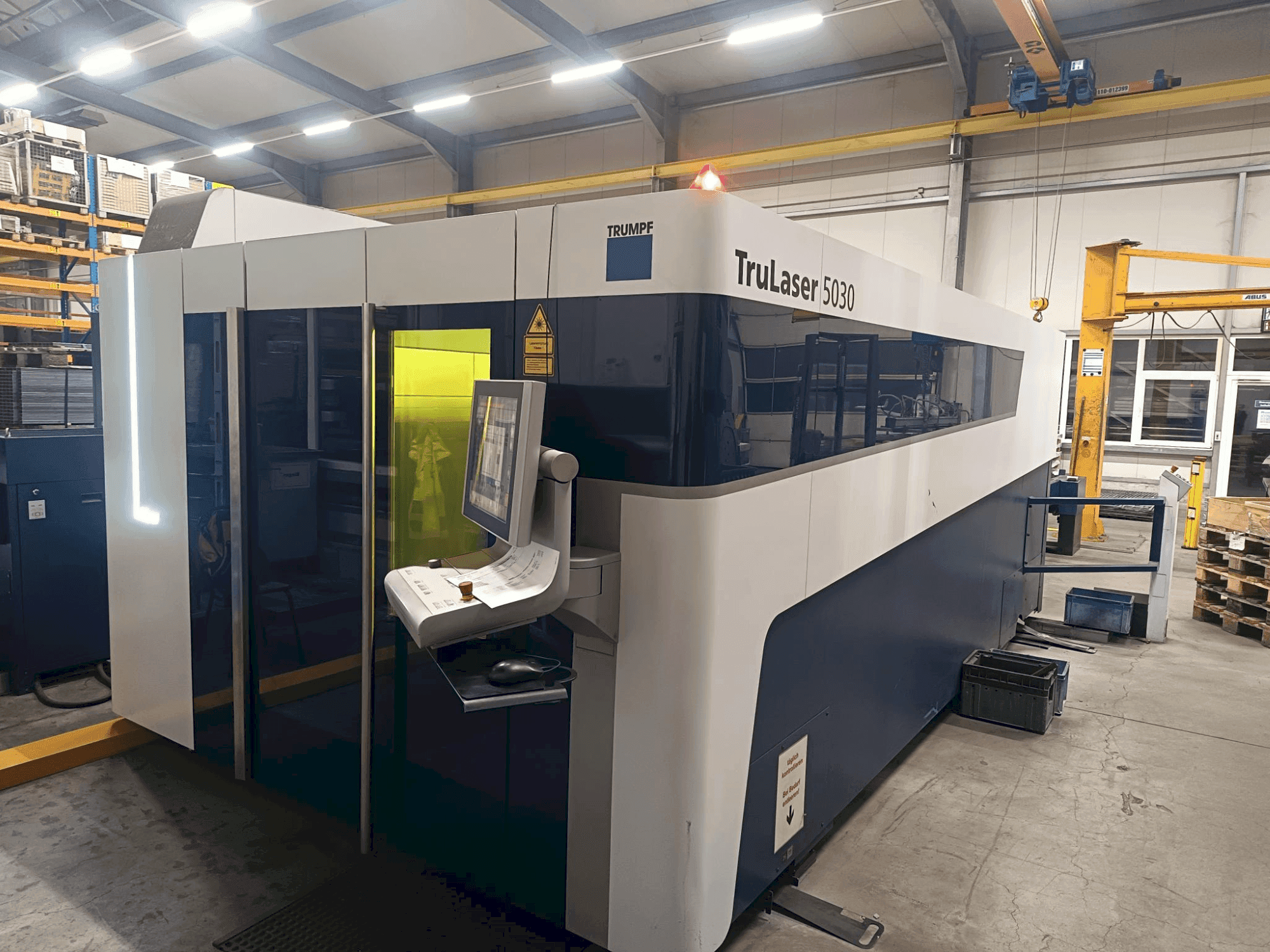 A TRUMPF Trulaser 5030 Fiber gép elölnézete