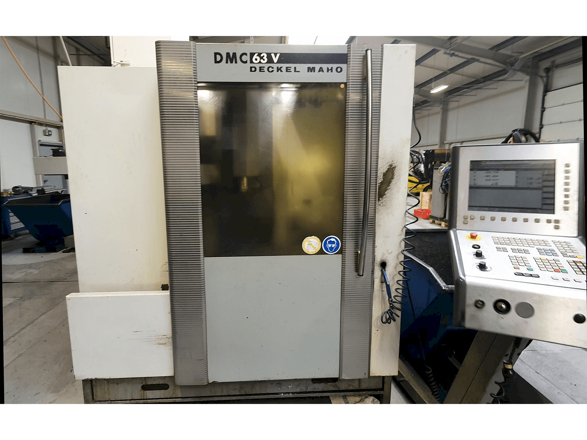 A DECKEL MAHO DMC 63V gép elölnézete