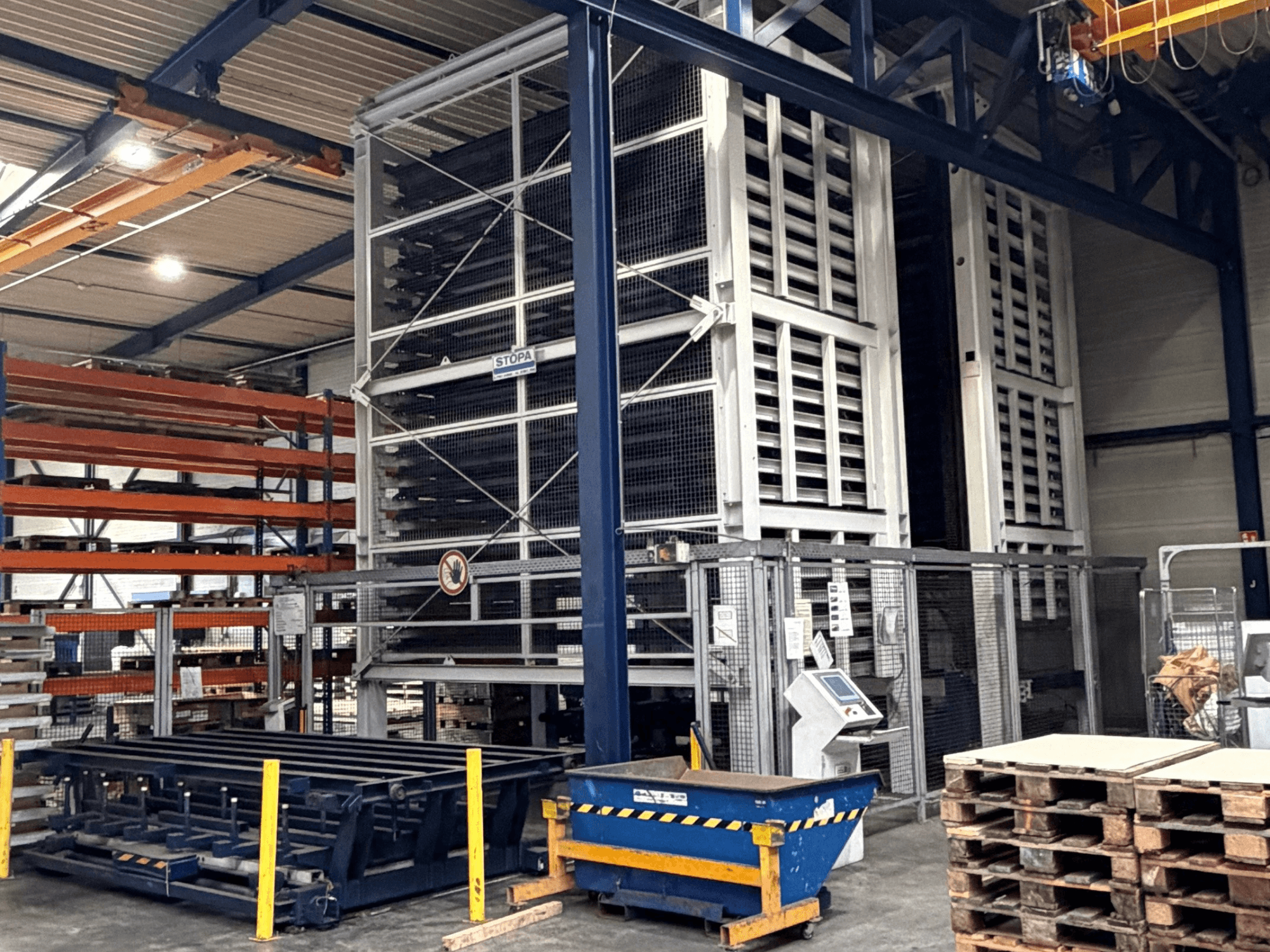 TRUMPF STOPA 4000x2000 automatizálási rendszer egy raktárban, oldalnézetben a raktárban lévő állványok és a vezérlőpanel.