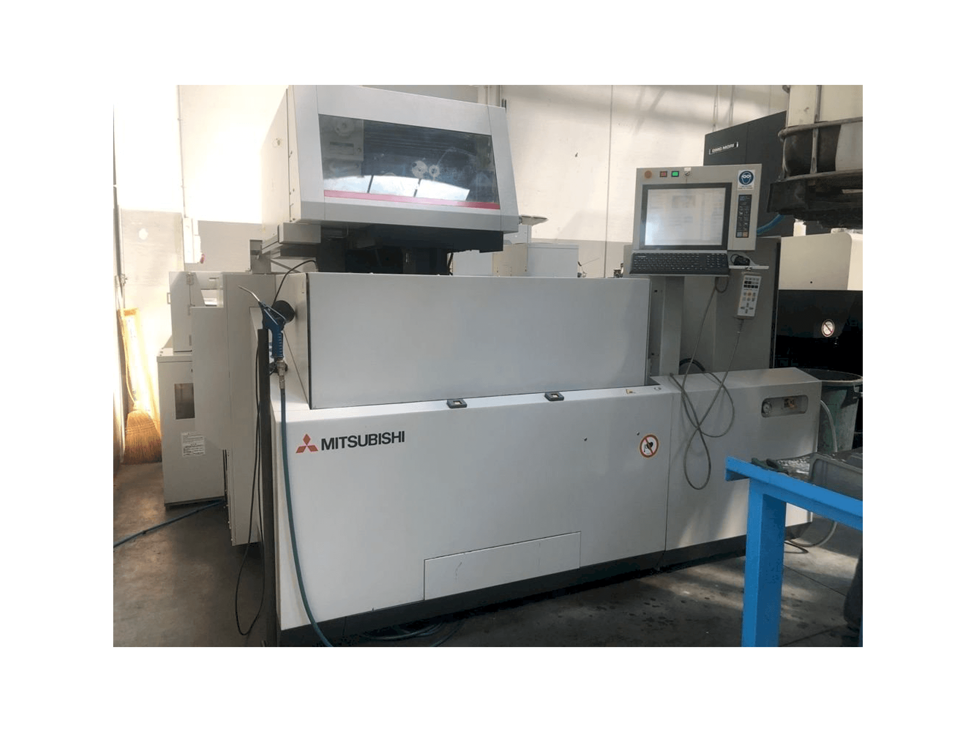 A Mitsubishi MV2400S gép elölnézete