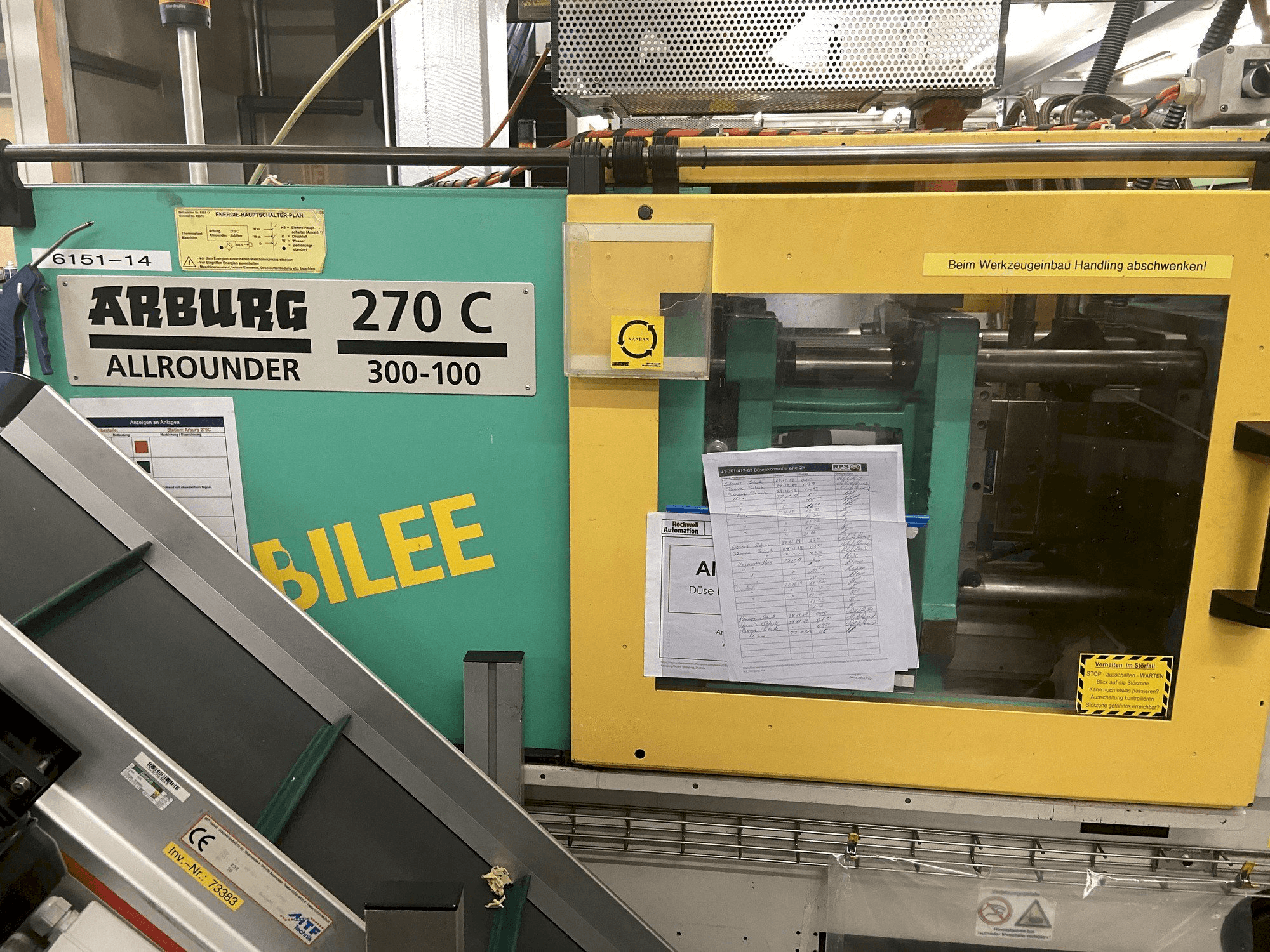 A Arburg 270 C 300-100 gép elölnézete