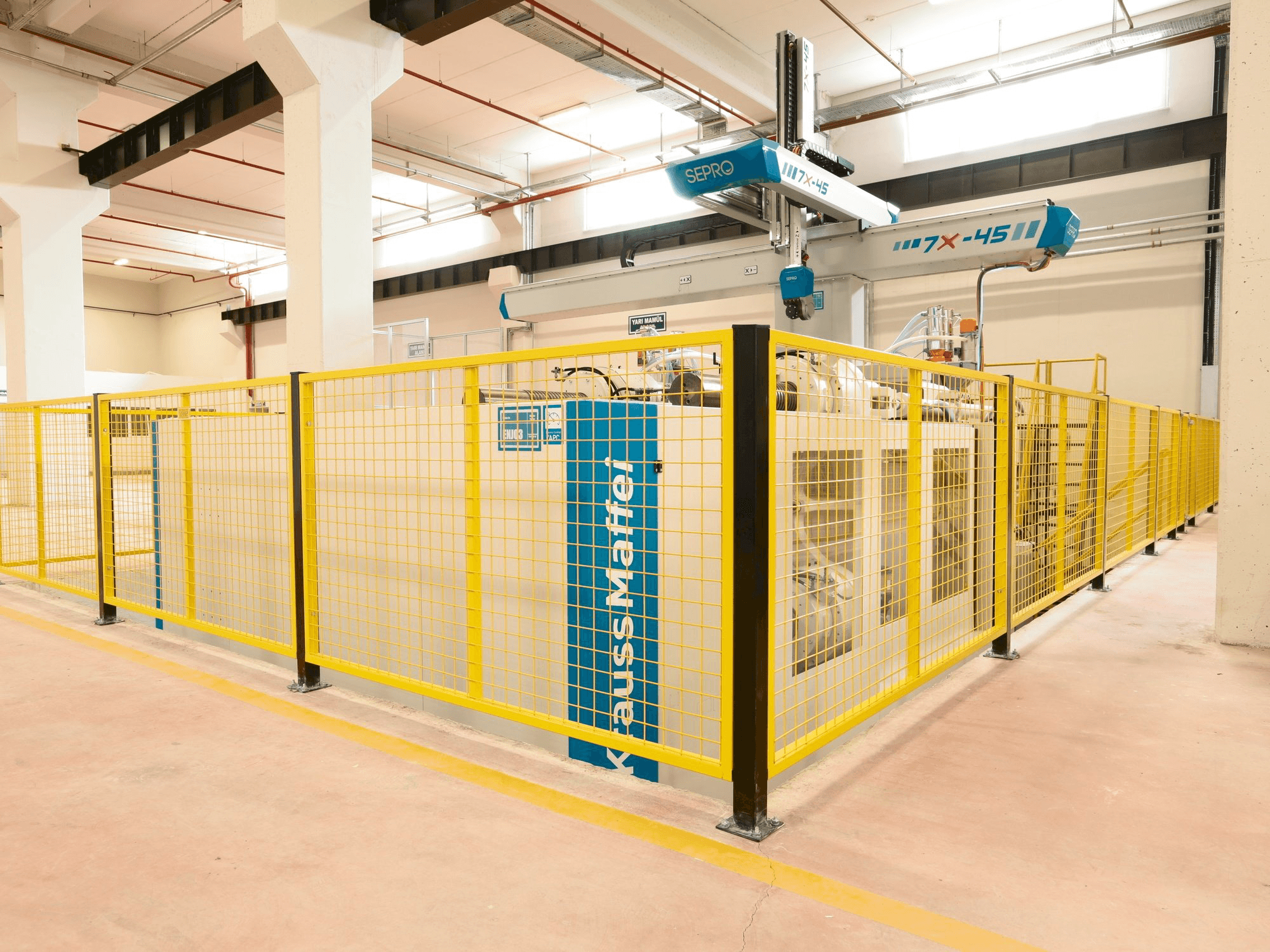 A Krauss Maffei 1300/8100 MX gép elölnézete