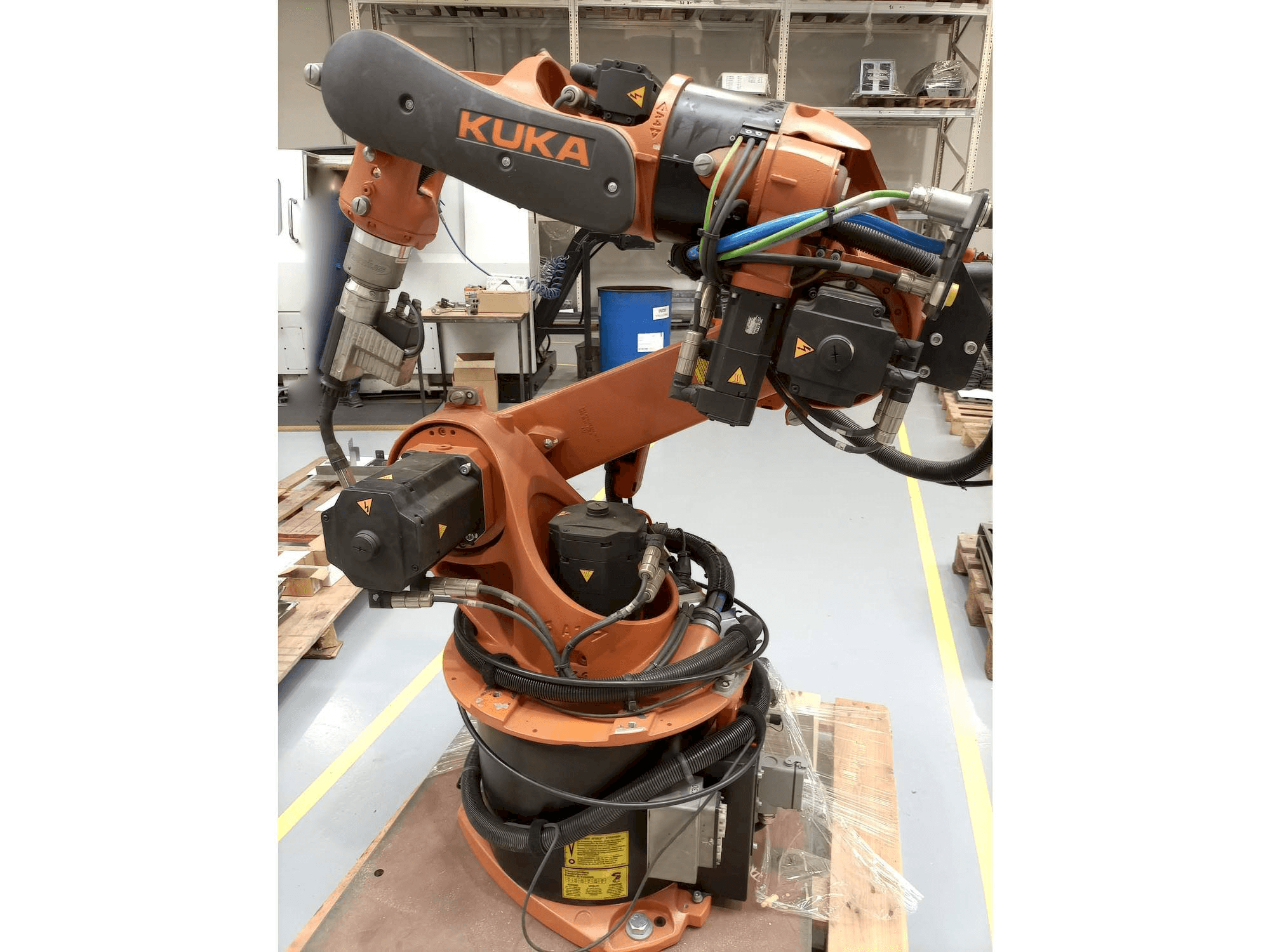 A KUKA KR16 ARC HW gép elölnézete