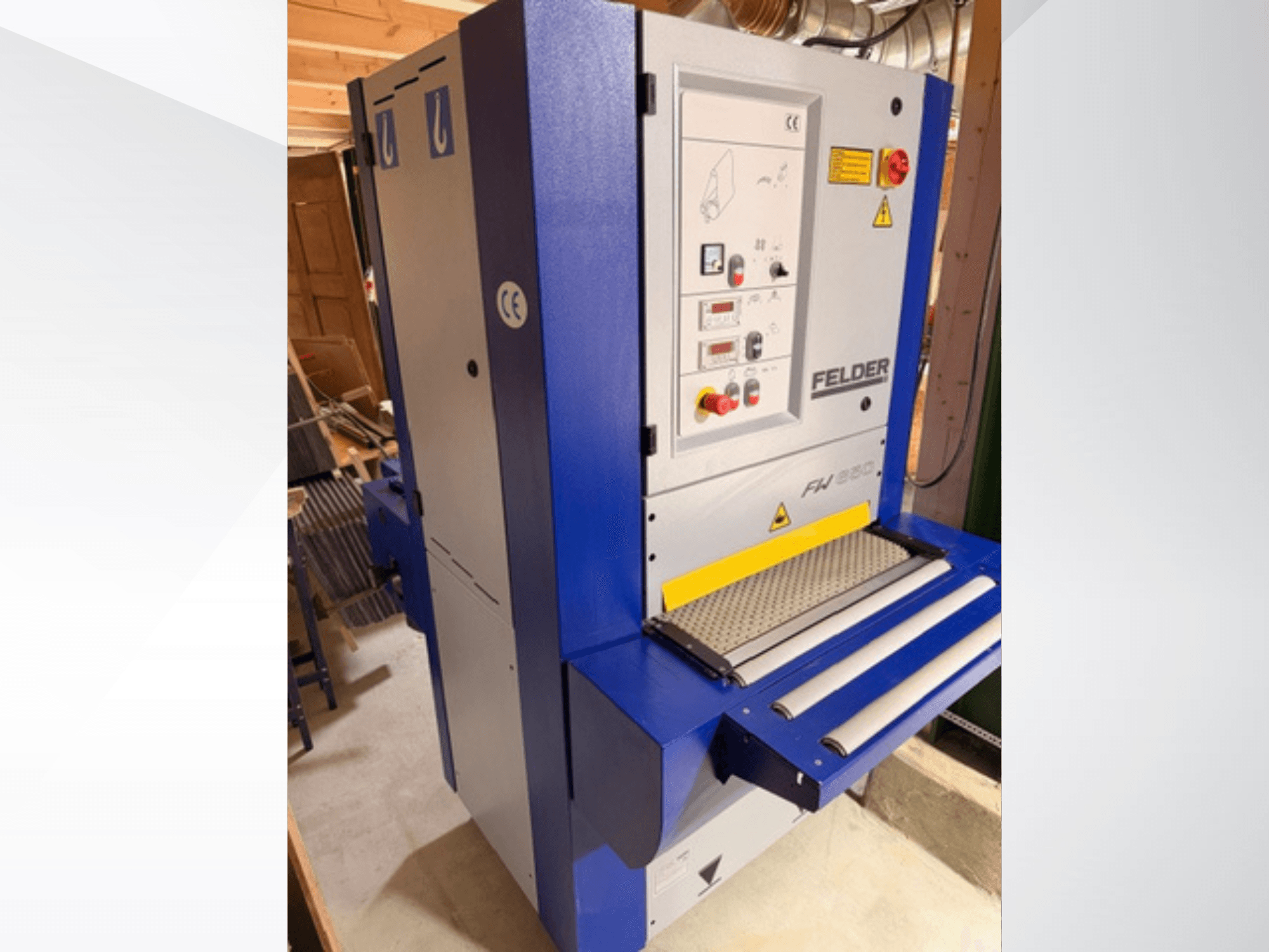 Felder FH 930 gyalugép, elölnézet, a vezérlőpanel, a biztonsági berendezések és a be- és kimeneti görgők láthatóak.