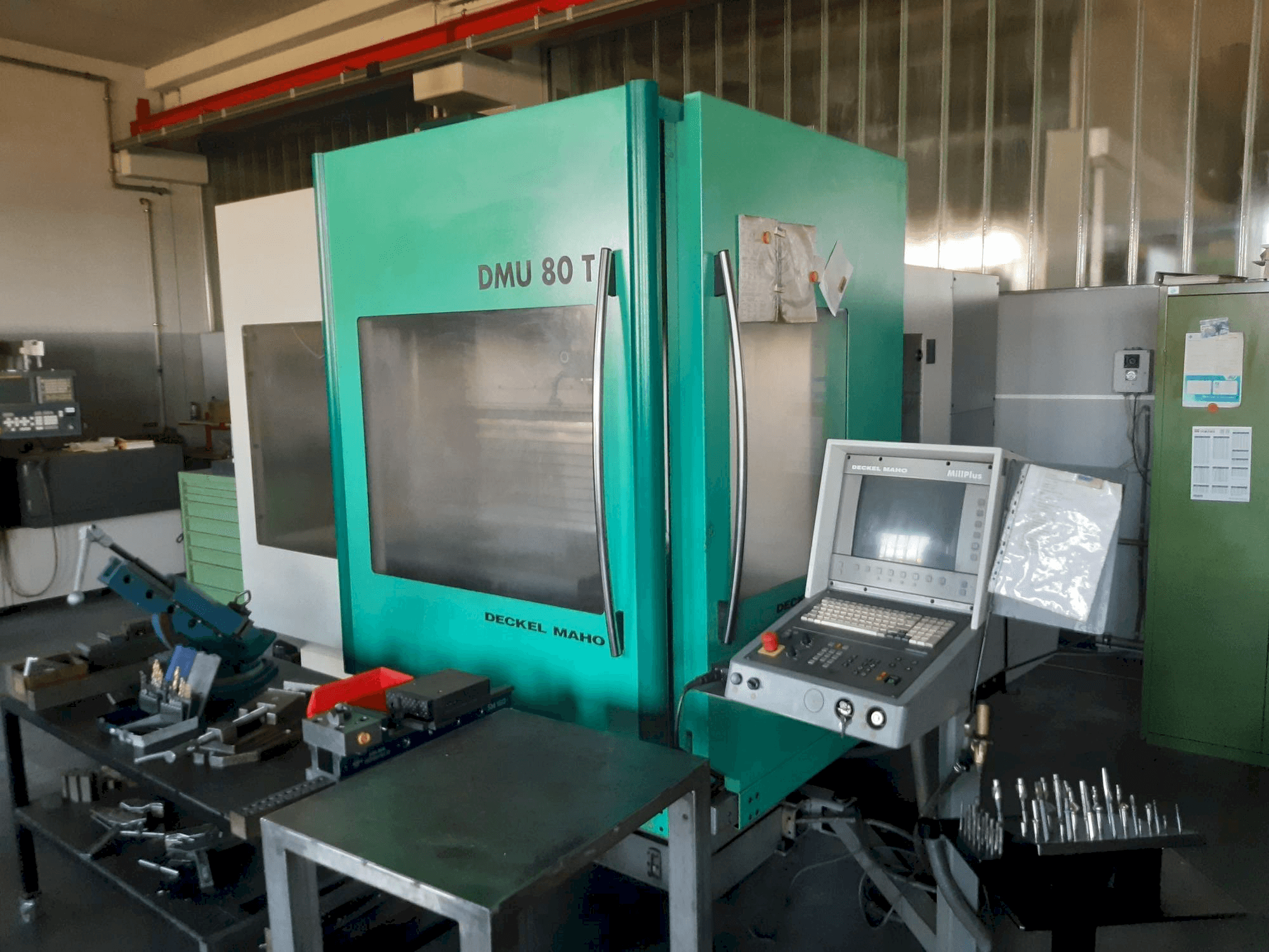 A DECKEL MAHO DMU 80T gép elölnézete
