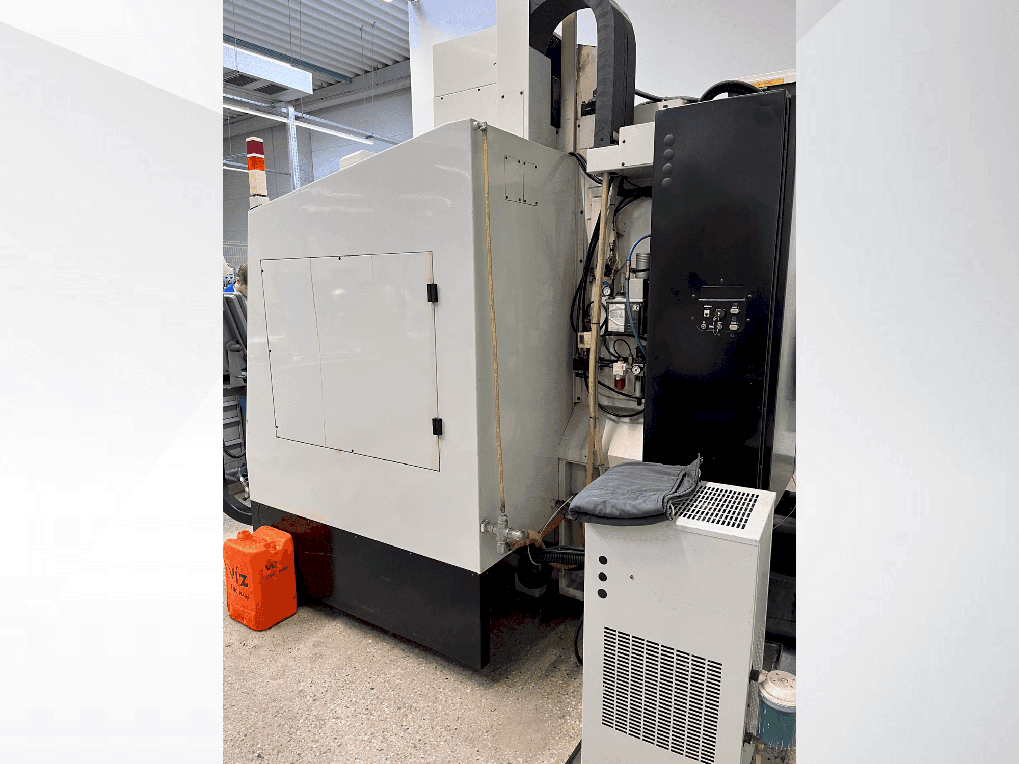 A Hurco VMX24S gép hátulnézete