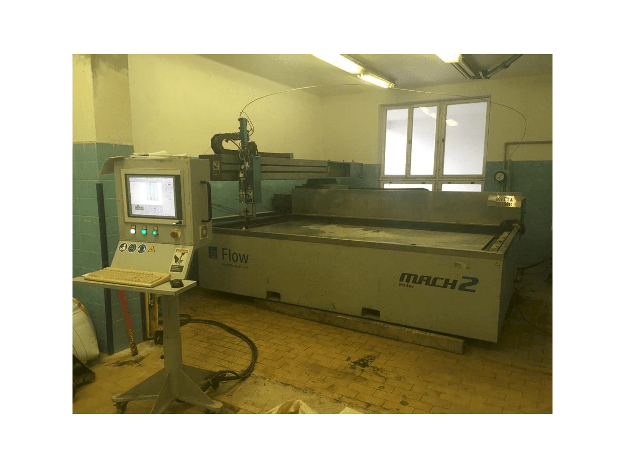 A Flow Mach 2-3120b gép elölnézete