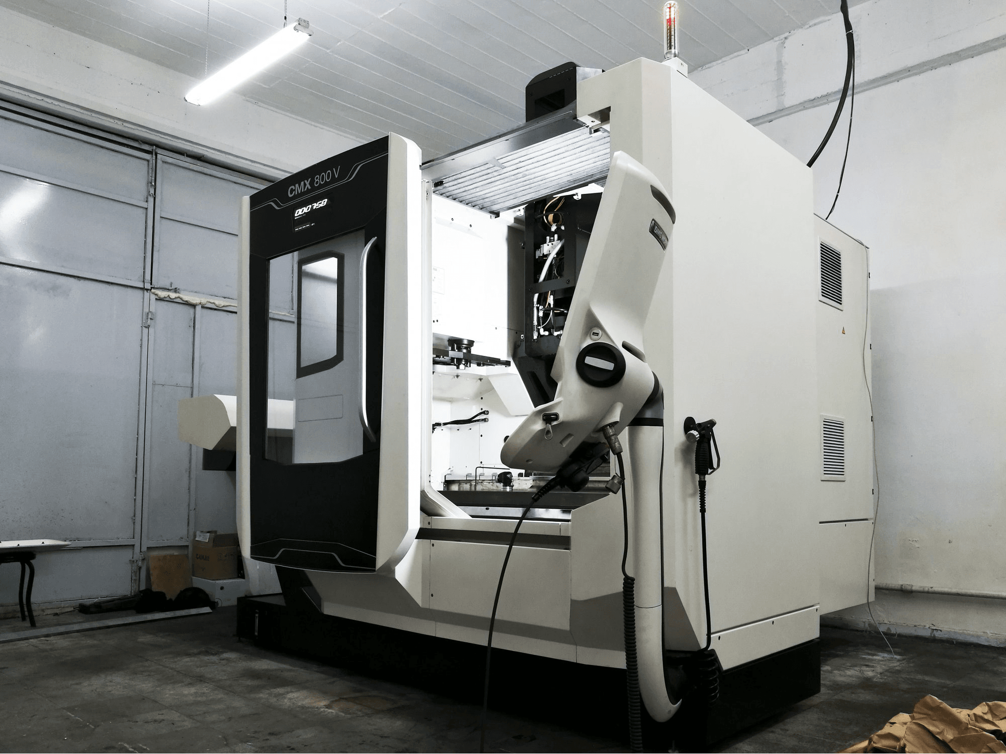 A DMG MORI CMX 800 V gép jobb nézete