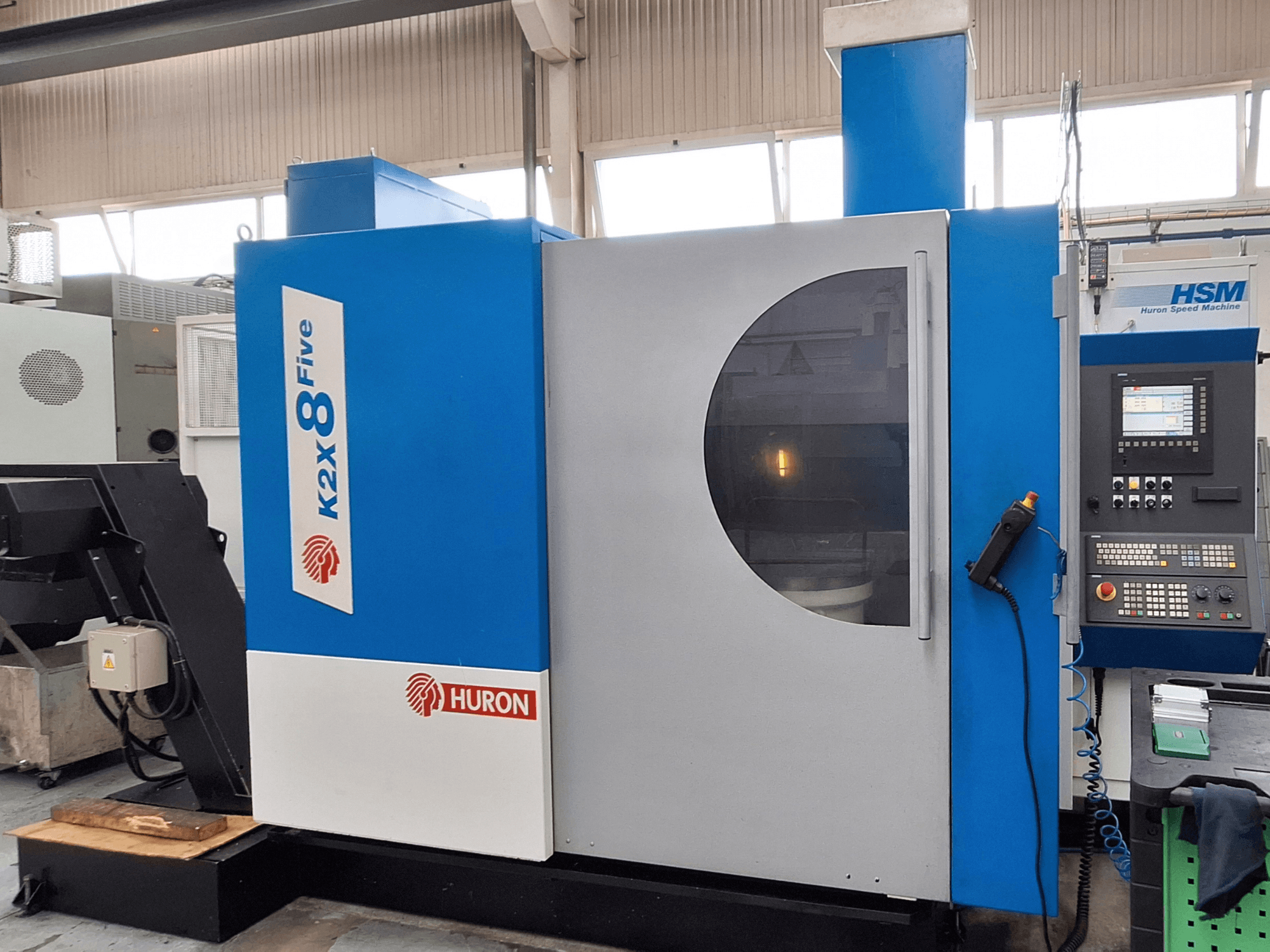 Huron K2X 8 Five portálmarógép, elölnézet a vezérlőpanellel és a nagy ablakkal.