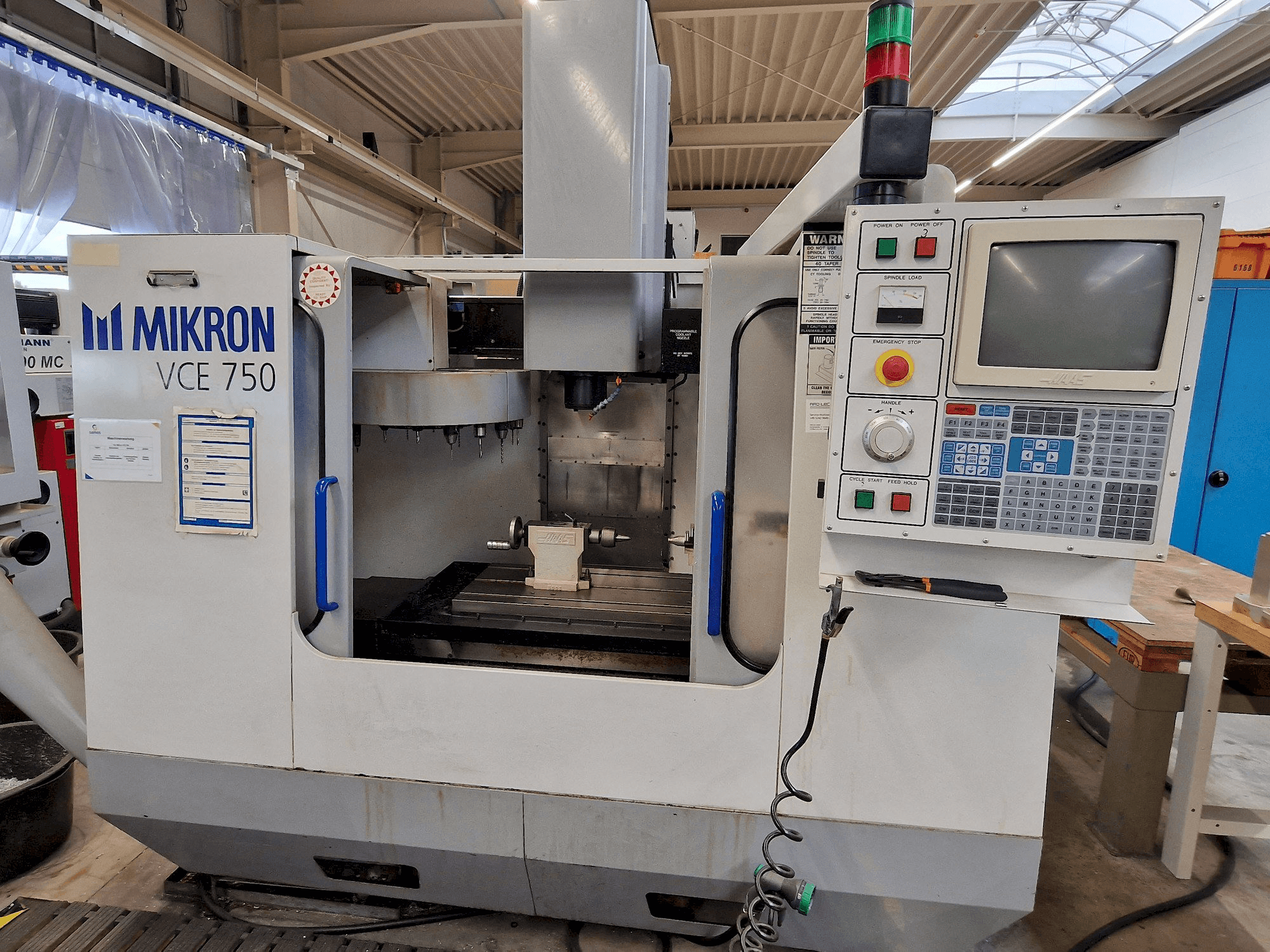 A MIKRON Vce 750 gép elölnézete