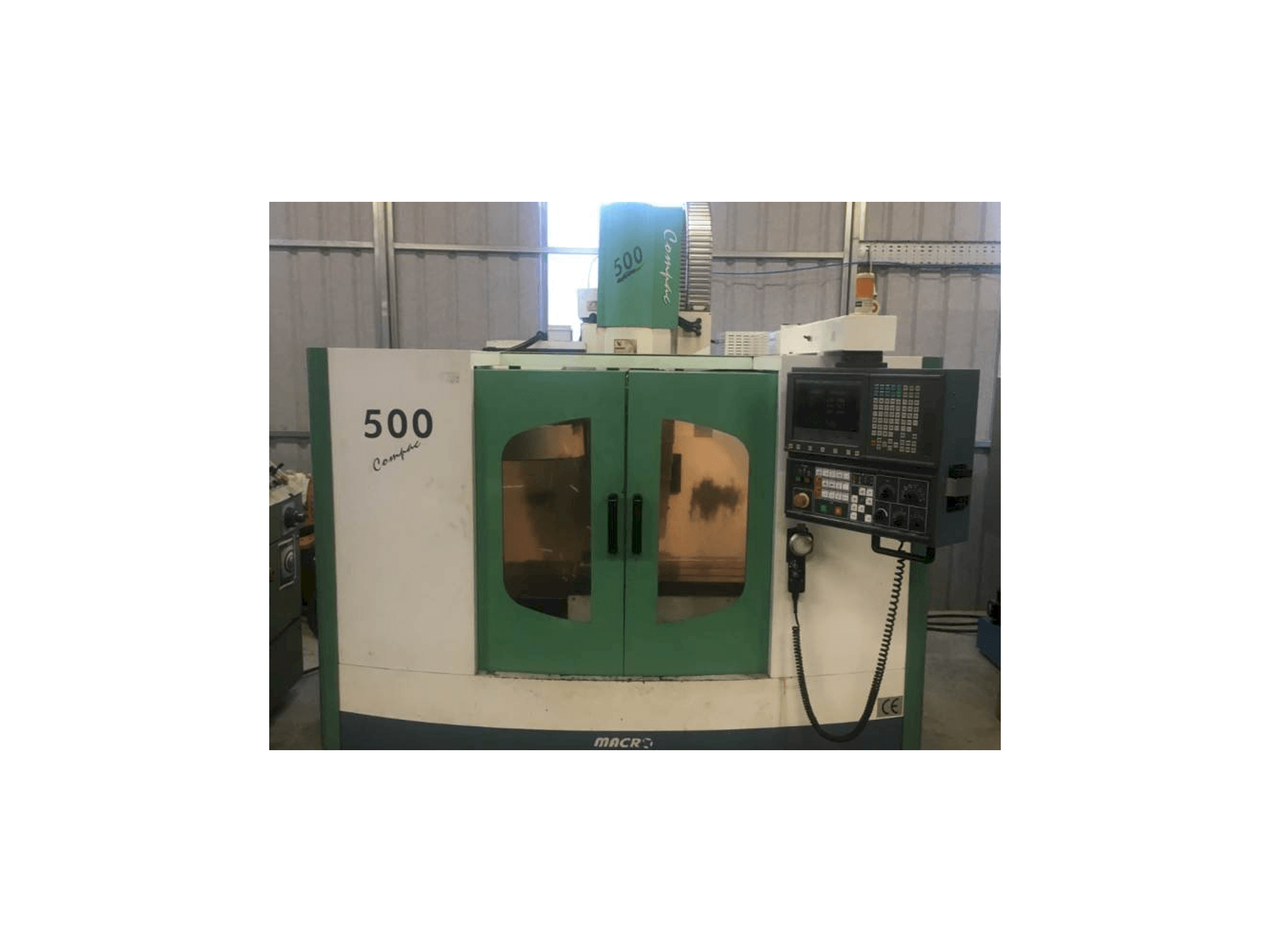 A Macro Micro Tech Compac 500 gép elölnézete