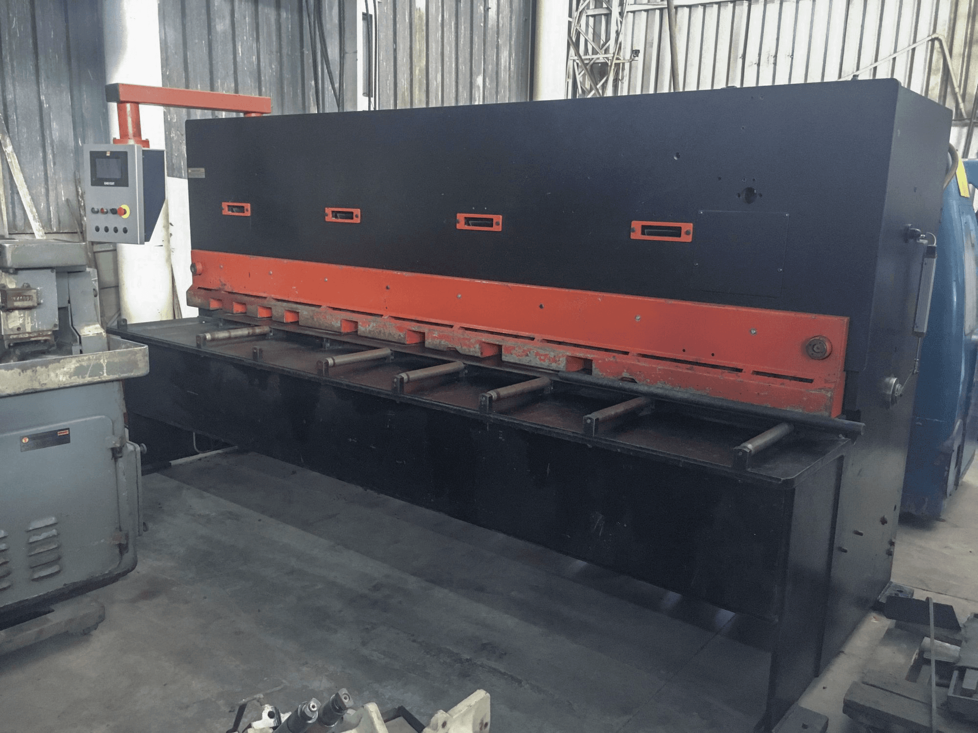 A Durma DHGM 3006 gép jobb nézete