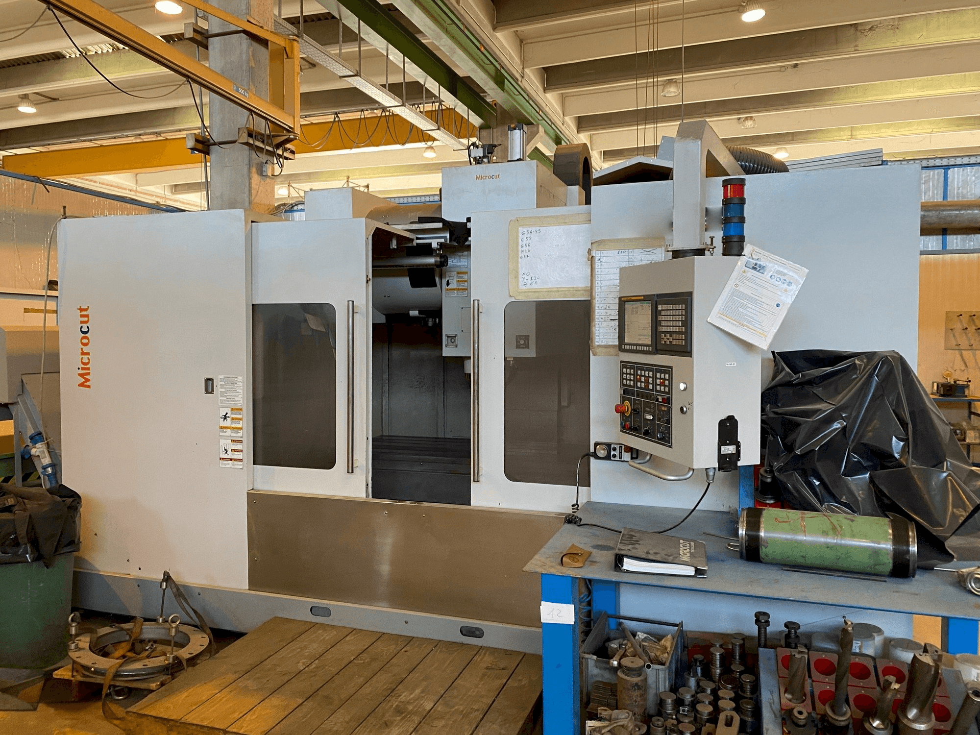 A MICROCUT VMC-1600F gép elölnézete