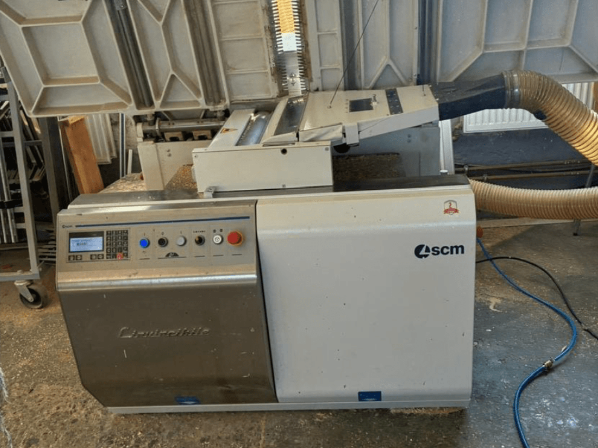 SCM Centauro élszalagozó gép elölnézetben, a vezérlőpanel, a szívótömlő és a nyitott munkaterület az él felhordásához.