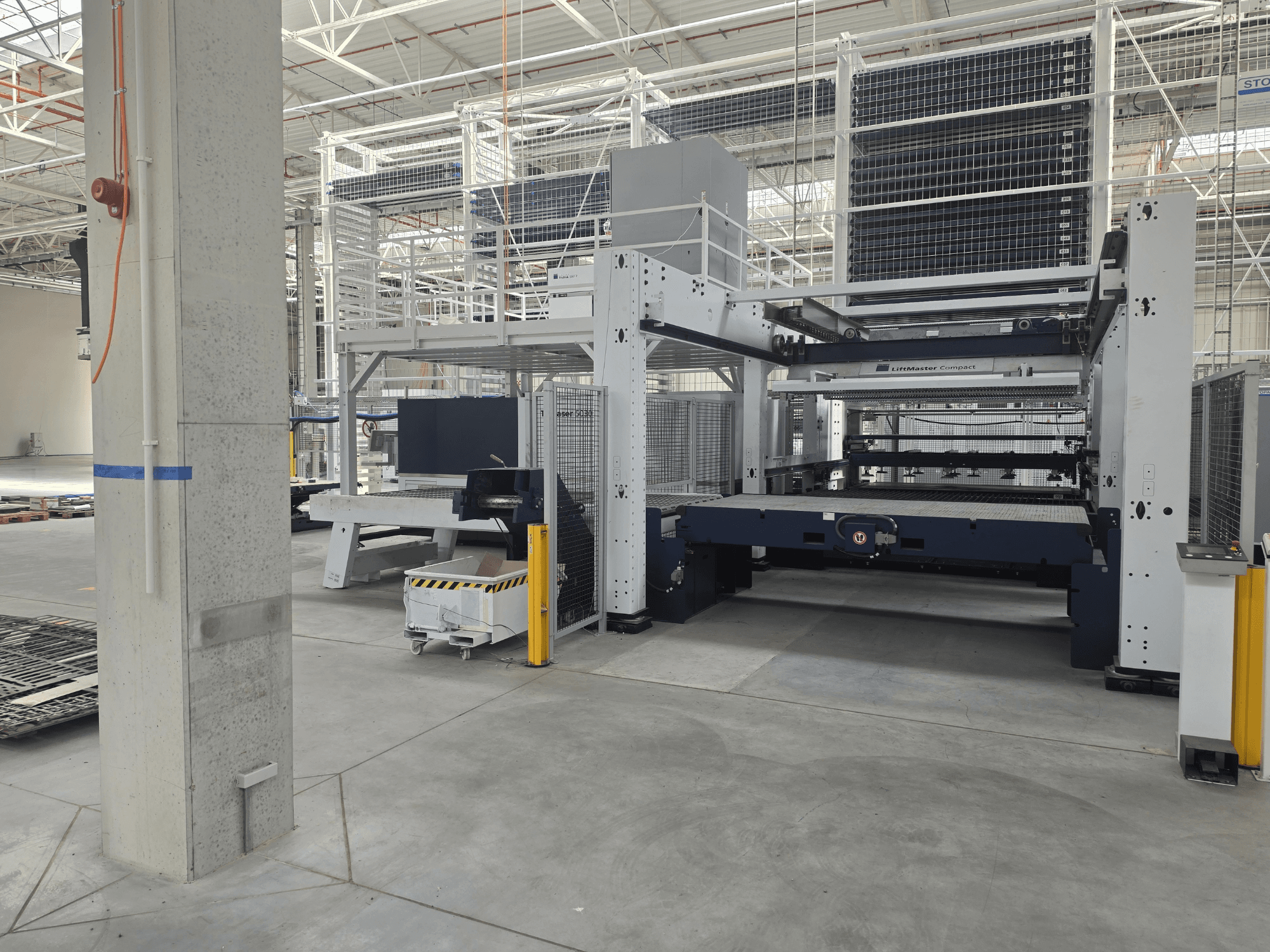 A TRUMPF TruLaser 5030 fiber L76 FMC elölnézete, amelyen a száloptikás lézervágógép egy tágas ipari környezetben látható.