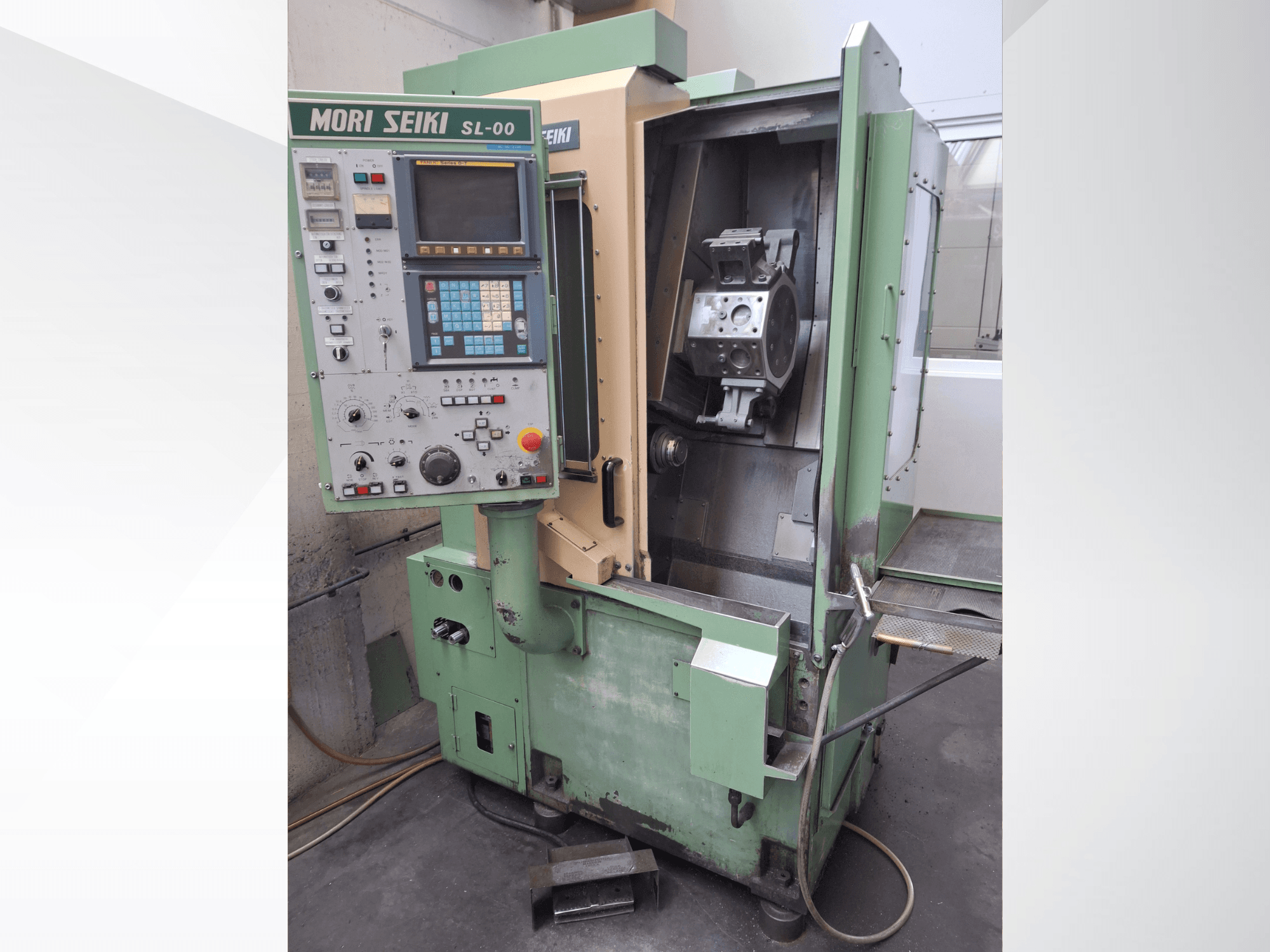 Vízszintes esztergagép DMG Mori Seiki SL-00, a kezelőpanel és a munkaterület nyitott elülső nézete látható munkadarabbal.