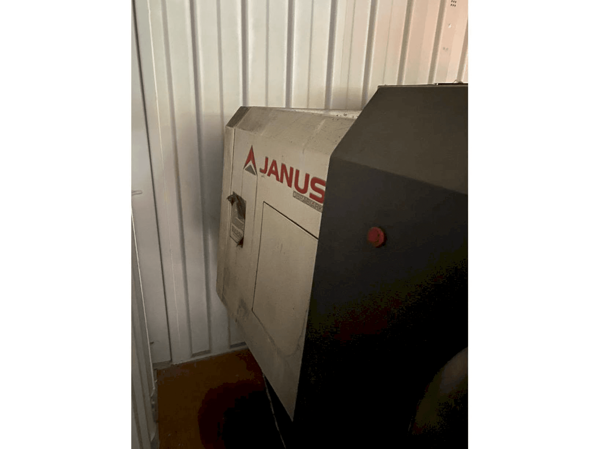 A JANUS TK610/1350 CNC gép elölnézete