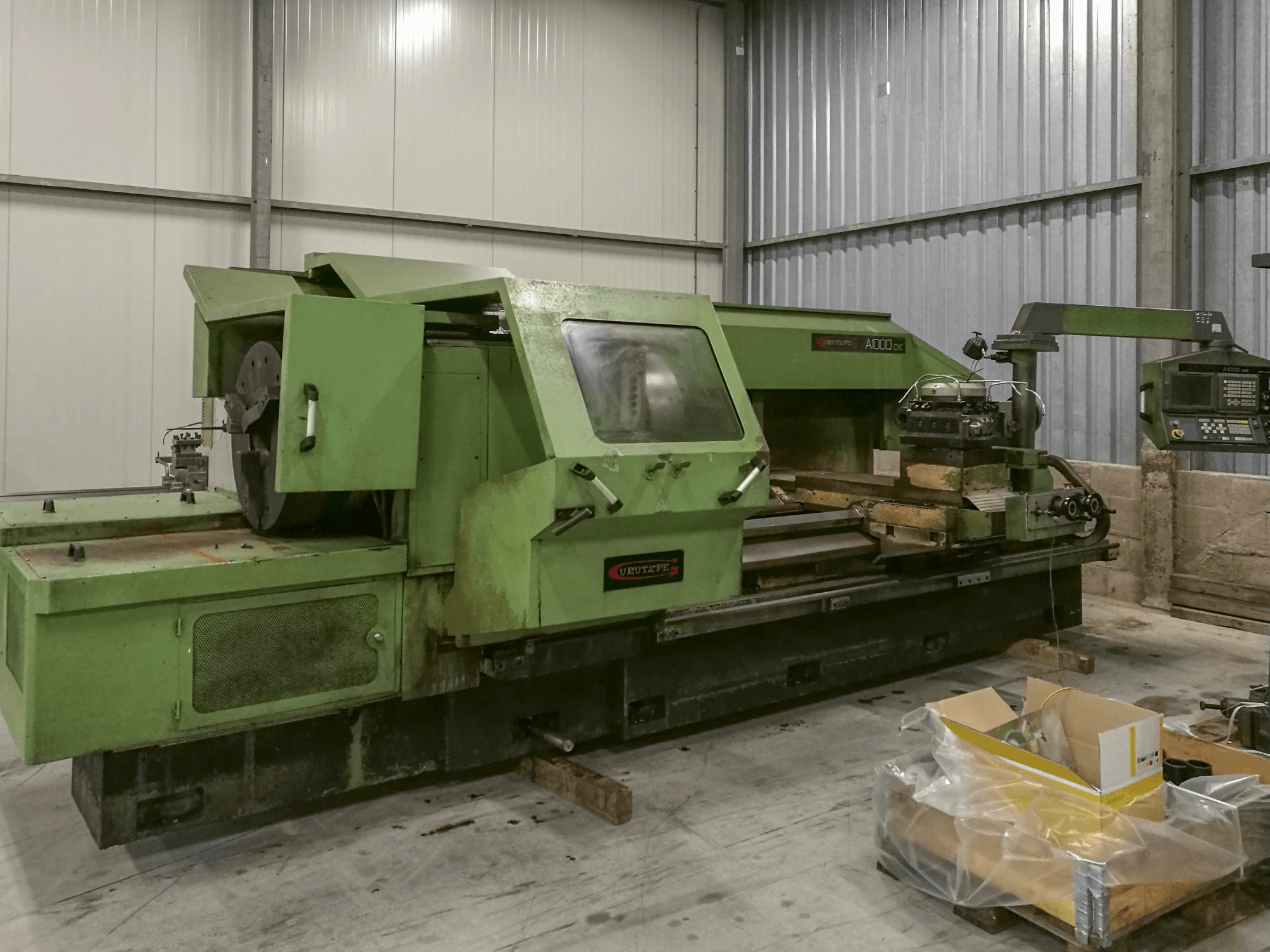 A Gurutzpe A-1000 CNC gép elölnézete