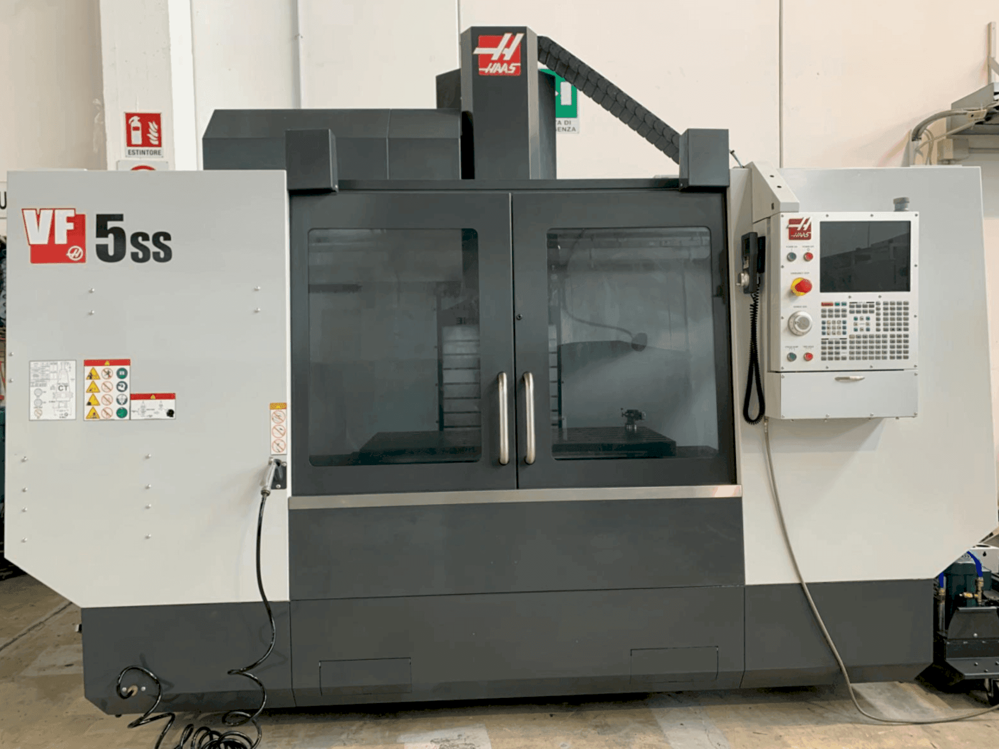 A HAAS VF5SS gép elölnézete