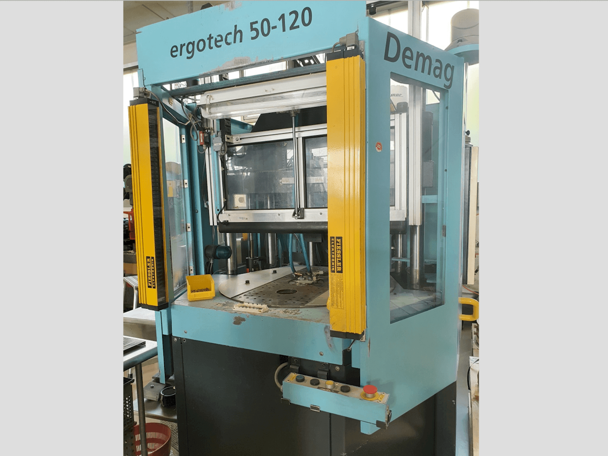 A DEMAG Ergotech 50-120 gép elölnézete