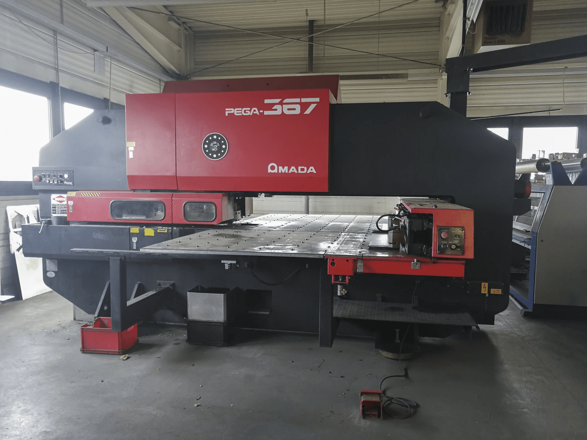 A AMADA PEGA 367 gép elölnézete