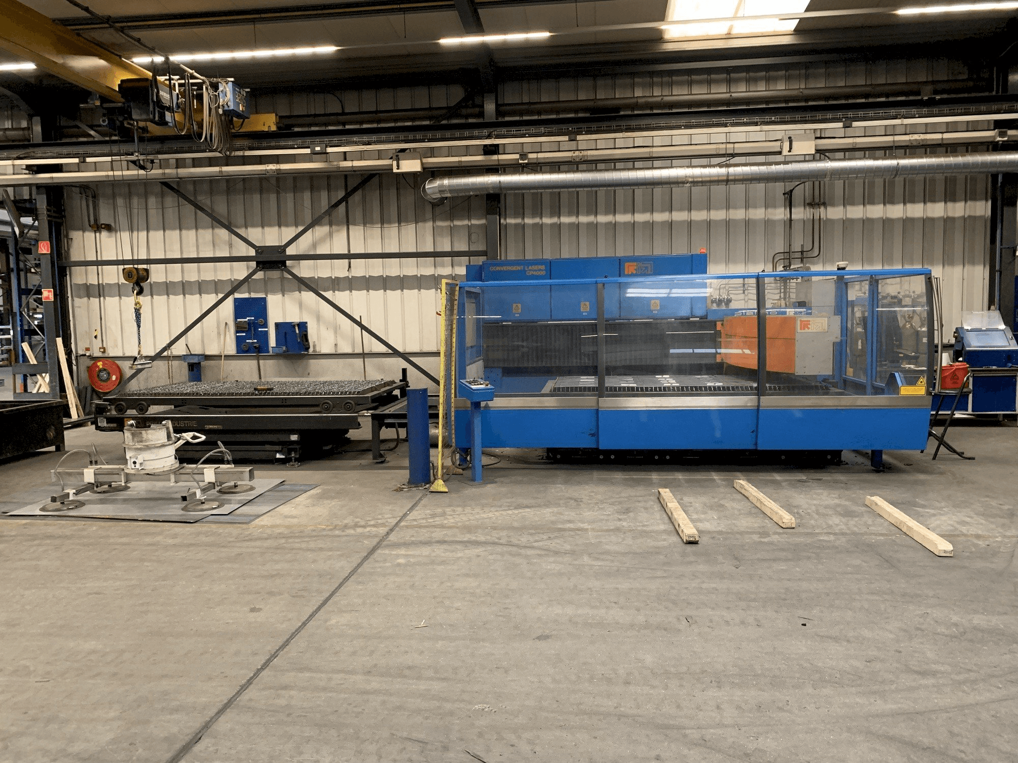 A Prima Power Platino 1530 4,0 kW C02 gép elölnézete