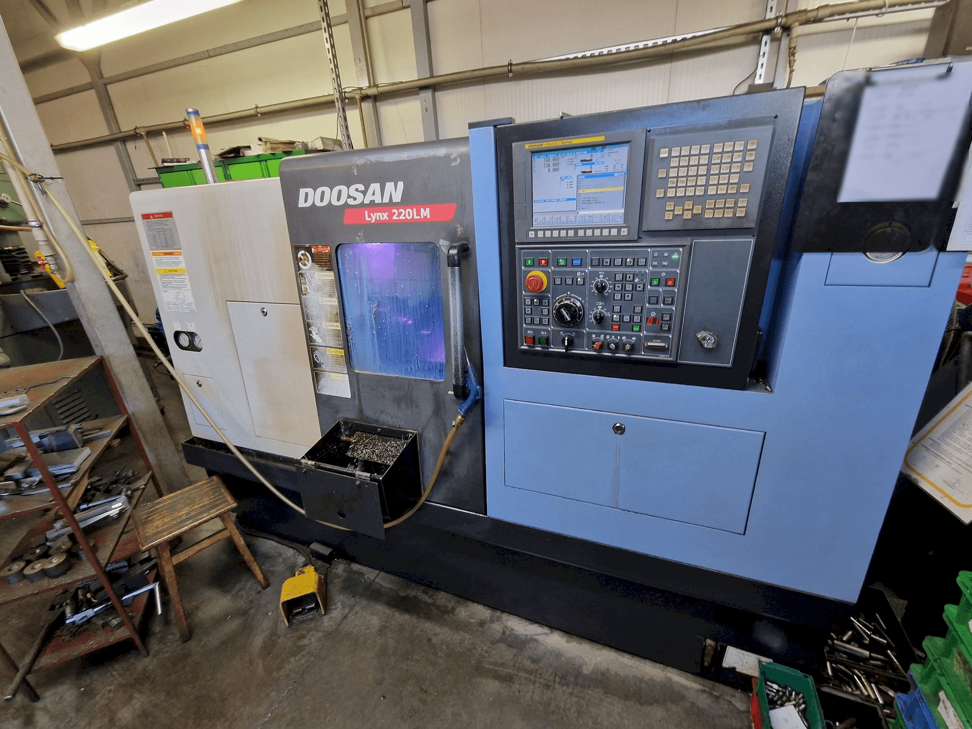 A Doosan LYNX 220 LMC gép elölnézete