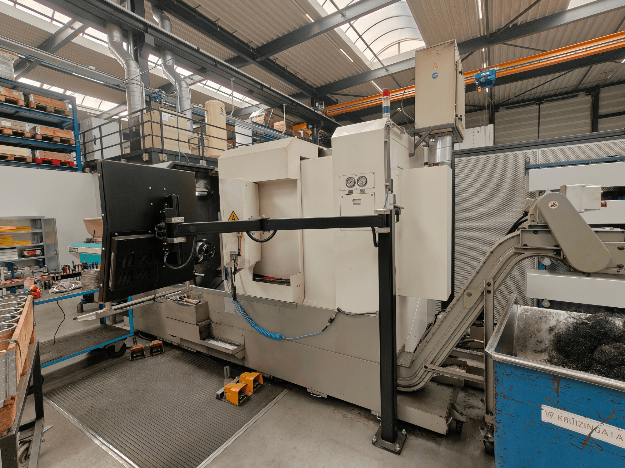 Victor Vturn A26 vízszintes esztergagép, oldalnézet, vezérlőpanel, forgácsszállító és ipari munkaterület.