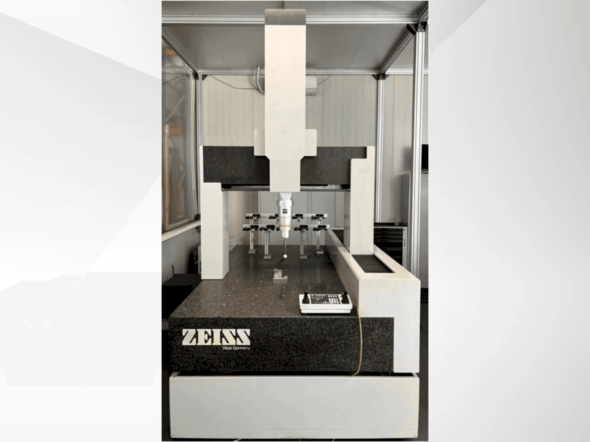 A ZEISS UMC 850 gép elölnézete