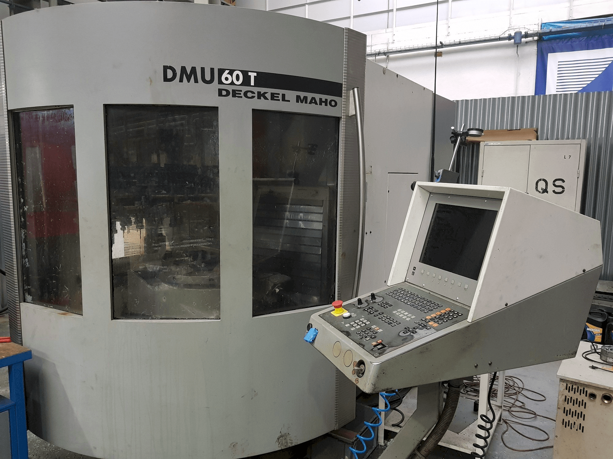A DECKEL MAHO DMU 60T gép elölnézete