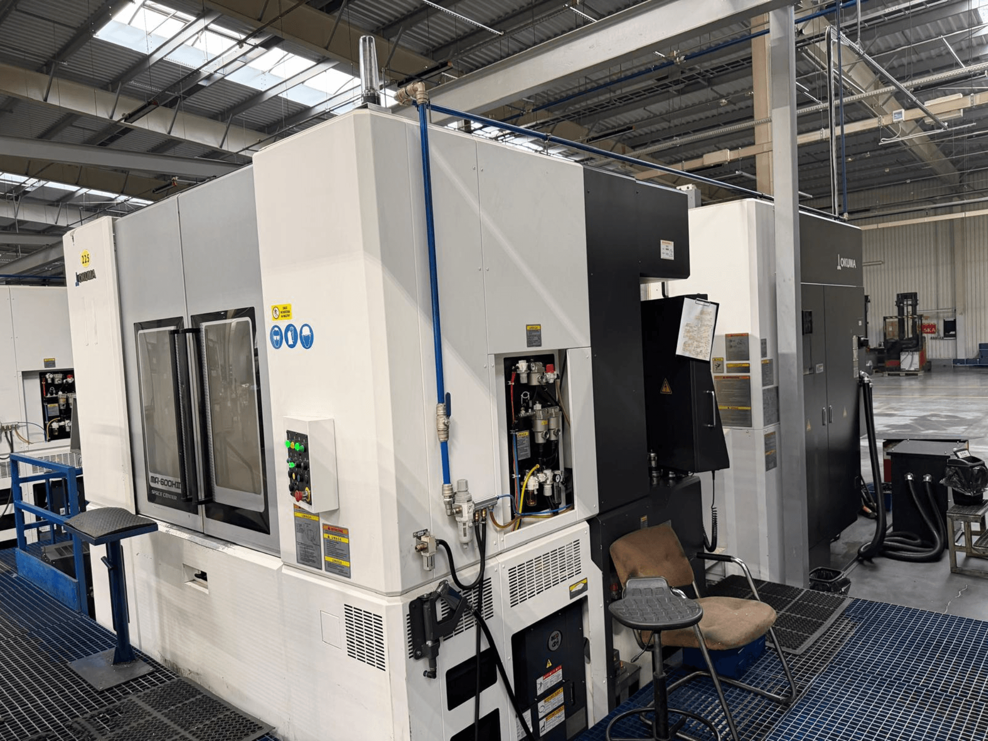 Okuma MA 600H II vízszintes megmunkálóközpont, előlnézet, vezérlőpanel és működési kijelzők.