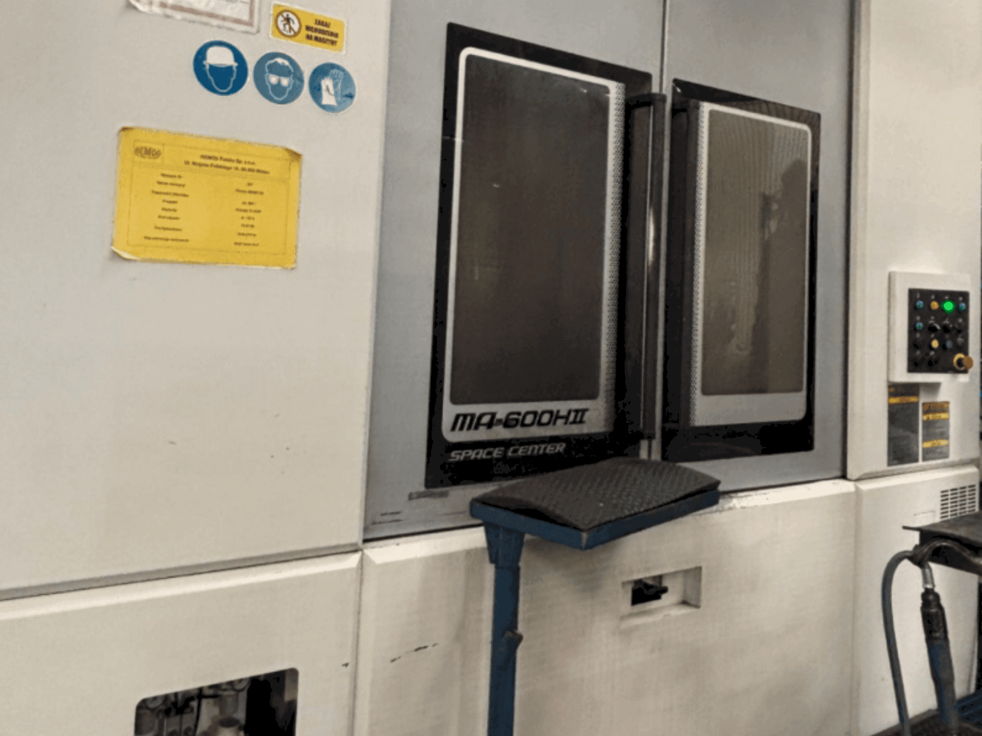 A Okuma MA 600H II gép elölnézete