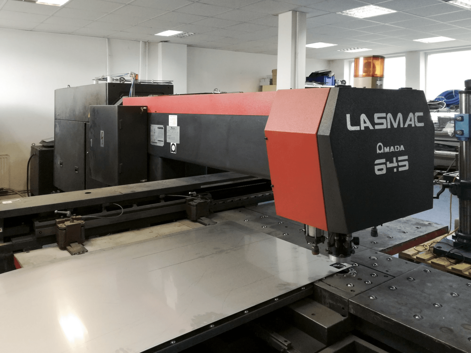 A AMADA LCE 645 gép bal oldali nézete