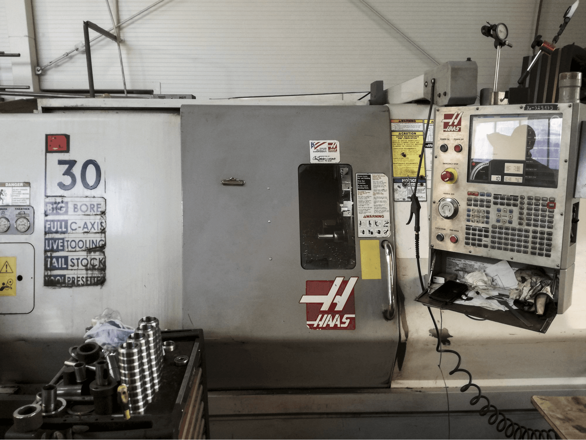A HAAS SL-30TBHE gép elölnézete