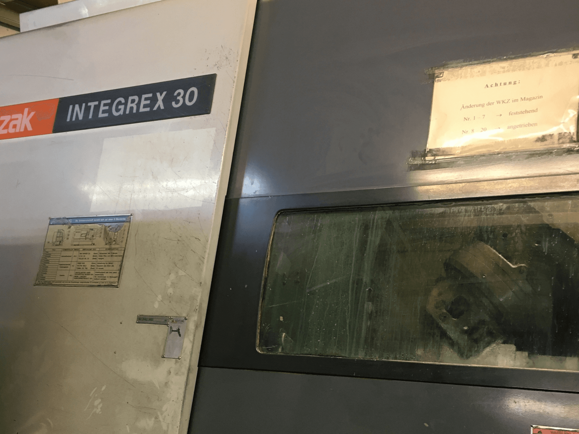 A Mazak Integrex 30 Y Universal 1000 eszterga-marógép elölnézete, amelyen láthatók a kezelőszervek és az ablakon keresztül a szerszámok.