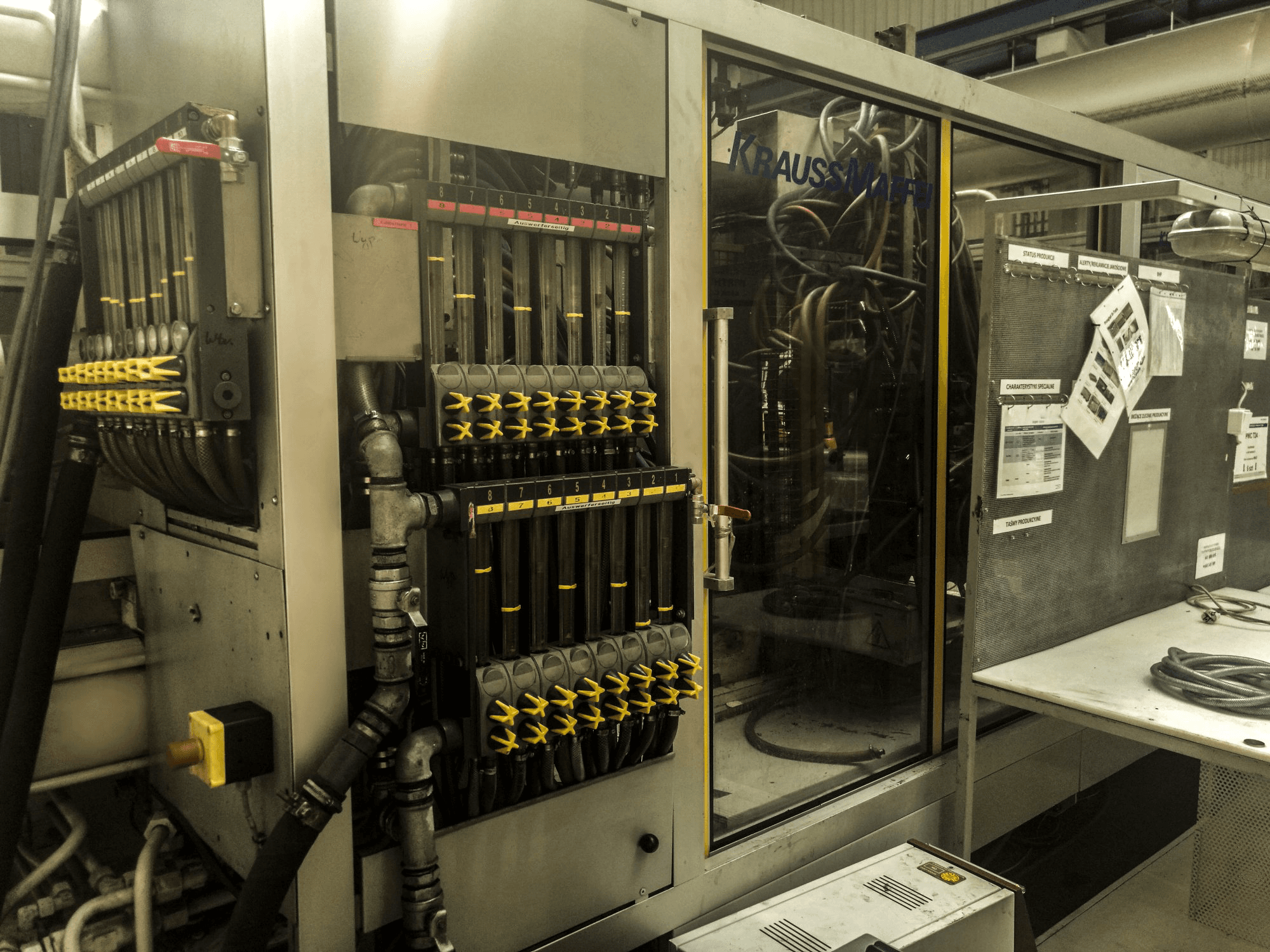 A Krauss Maffei 800-8000 MC gép elölnézete