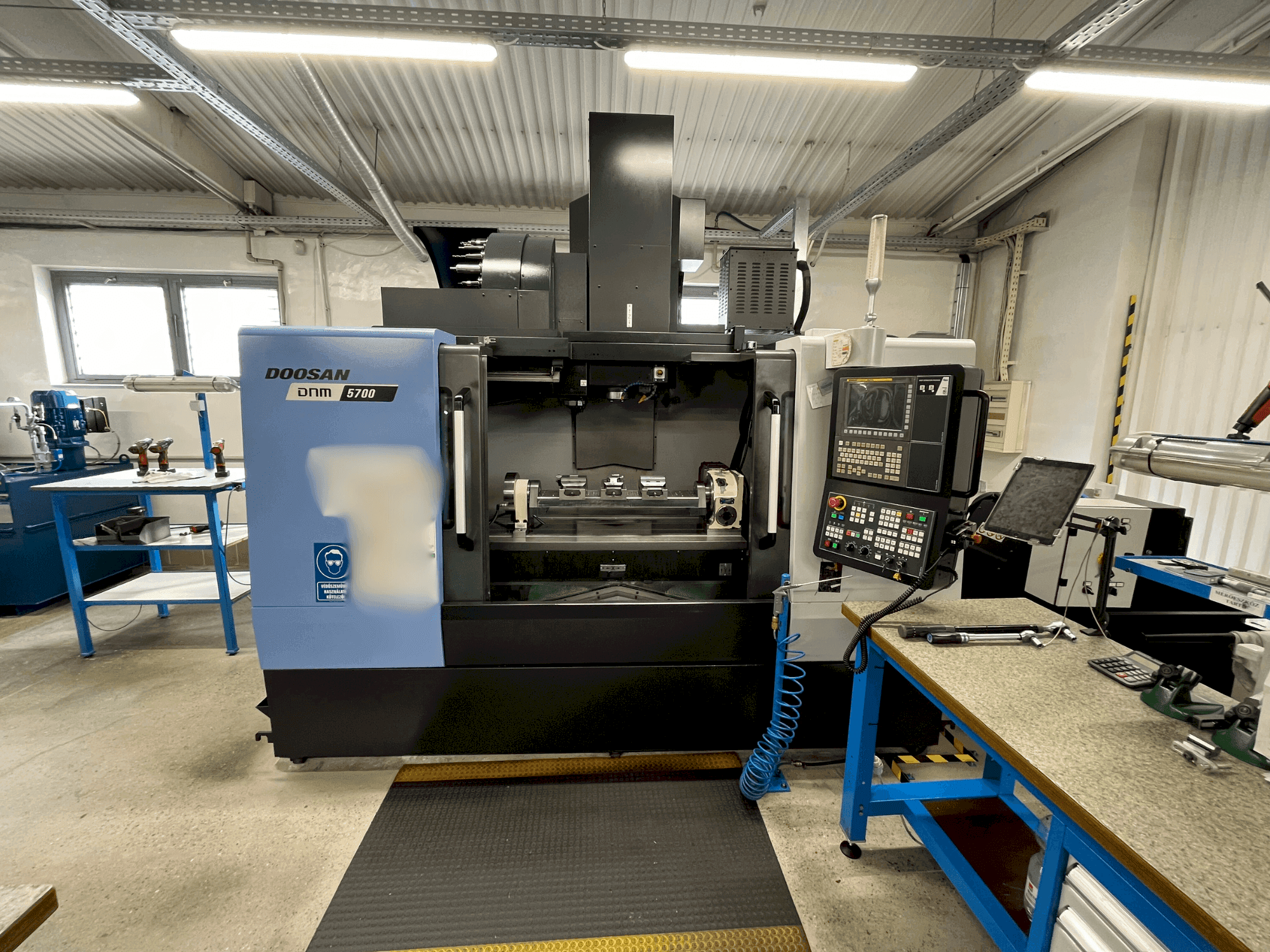 A DOOSAN DNM 5700 gép elölnézete