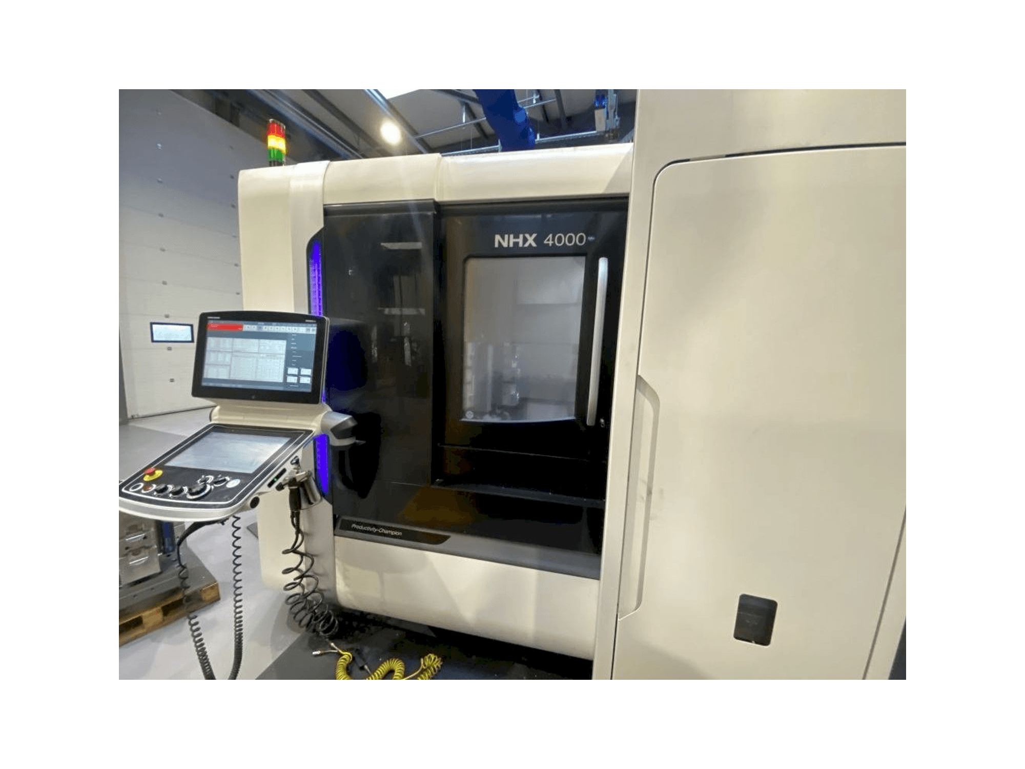 A DMG MORI NHX 4000 gép elölnézete