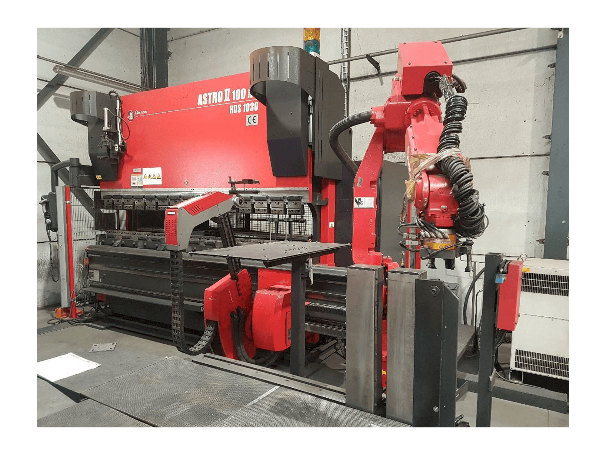 A AMADA Astro II 100NT HDS 1030 gép elölnézete