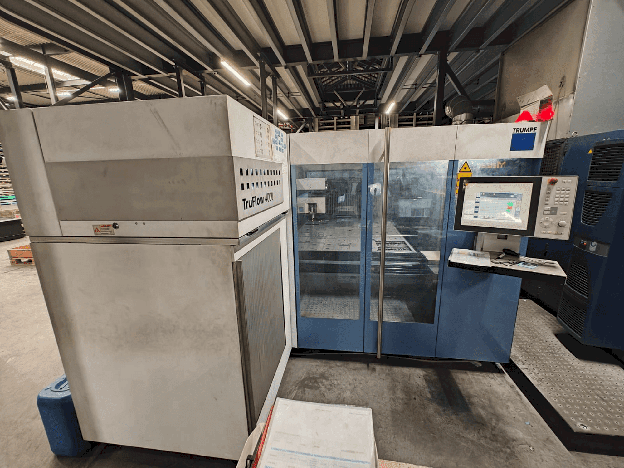 A TRUMPF TruLaser 3030 gép elölnézete